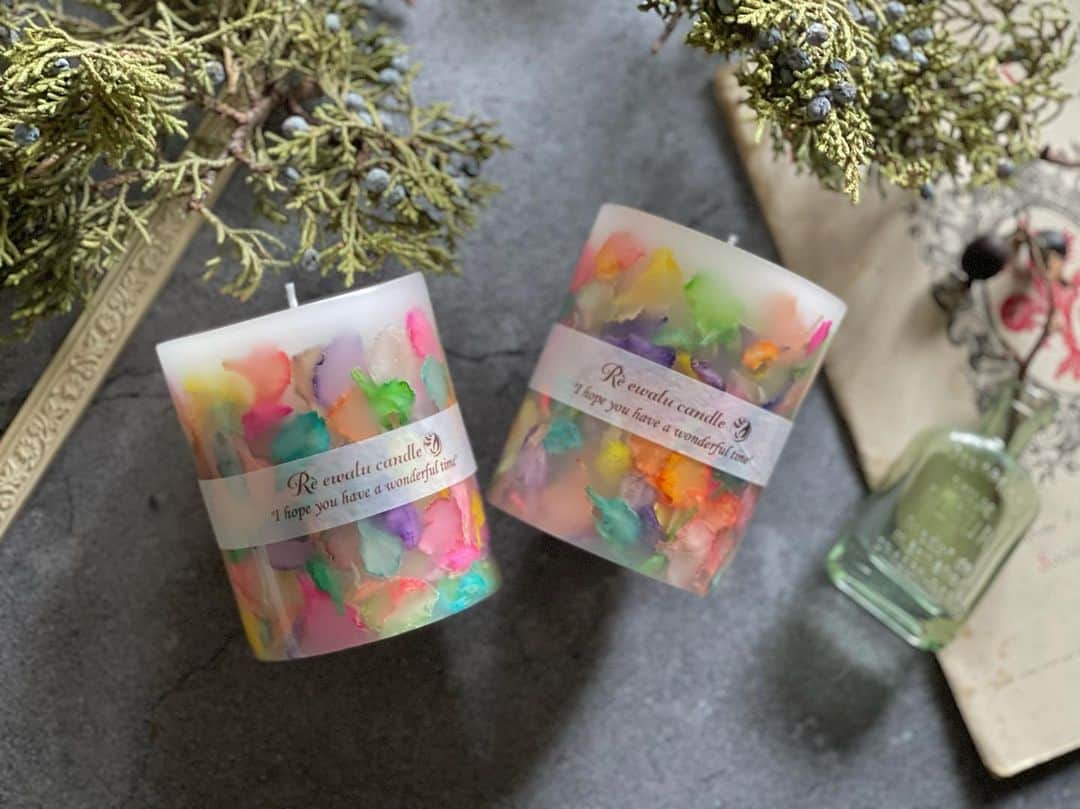 のインスタグラム：「𓏙𓏙 納品用の作品 Rainbow petals candle M  ・ ・  いつものLより高さを低くした ひとまわり小さいタイプ  こちらは今月の 大丸梅田店へお送りします◡̈*  ・ ・  2月はあっというまでした 今日から3月か、早いですねほんと❣︎  3月もよろしくお願いします☻︎  ・ ・  ━━━━━━━━━━【information】━━━━━━━━━━━━ 〔Contact〕 ✔︎オーダー依頼・Lesson問合せ・お仕事依頼 🔝HP➪contact・Instagram DMから☺︎︎  〔Candle Lesson〕 Open→火・水(土or日) ✔︎Lessonのご予約は 🔝HP➪contact・Instagram DMから☺︎︎  〔Movie Lesson〕 FANTISTにて動画レッスン公開中ఌ 🔝HP➪Movie Lessonより  ⬇︎今後の動画Lesson公開予定メニュー⬇︎ ✔︎Marblepop gel Candle  〔Eventshop〕 ✔︎2/15〜3/5 NEWoMan新宿 委託販売 ✔︎3/10〜3/15 松坂屋名古屋 委託販売 ✔︎3/10〜3/23 大丸梅田店 委託販売 ✔︎3月 九州エリア 委託販売 ✔︎3月 栃木県 委託販売 ✔︎3月 神奈川県 委託販売  ━━━━━━━━━━━━━━━━━━━━━━━━━━━━━  #botanicalstyling #candles #soycandles #양초만들기 #촛불 #蜡烛 #interiorforyou #japanesecandle #botanicalcandle #candlemaker #キャンドル #川崎キャンドル教室 #習い事サロン#エシカル #JCAキャンスタ #香りと暮らそう #大人のインテリア #川崎 #癒しの時間 #ギフト選び #サステナブルライフ #一人暮らしインテリア #ボタニカルキャンドル #シャビーシック #レインボーカーネーション」
