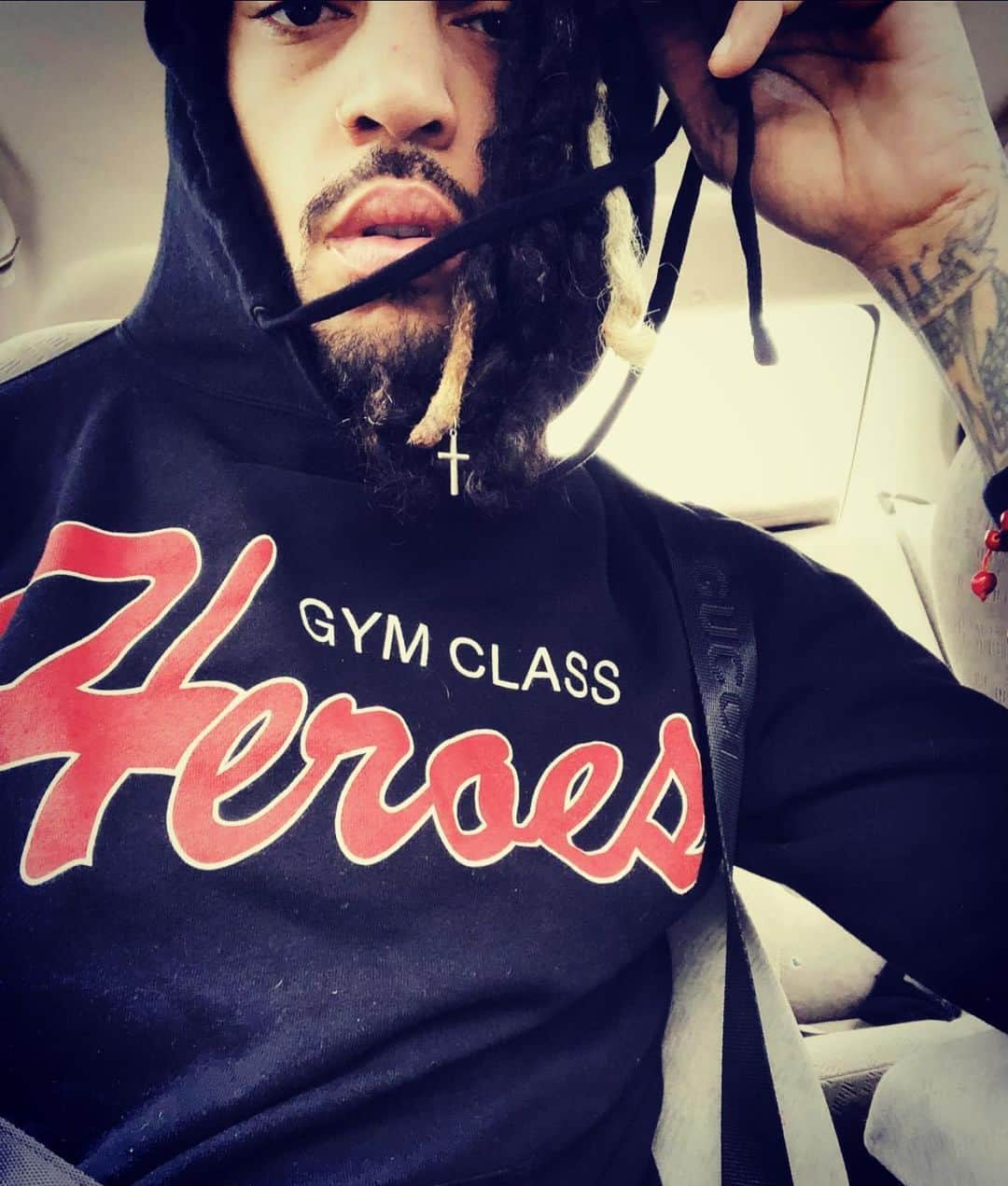 トラビ・マッコイのインスタグラム：「All HEROS DON’T WEAR CAPES....... “GHS PANTHERS COLORWAY”..... Big ups to my little nephew Doeda KILLING SHIT on the GHS Varsity Basketball team!!!! #genevany #Wakanda #panthersruntings」