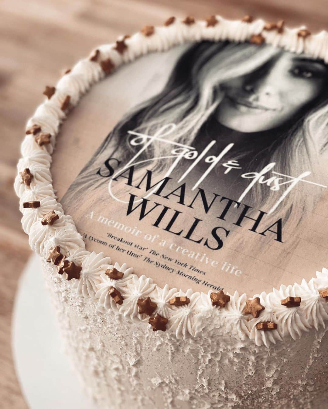 サマンサウィルスのインスタグラム：「It’s book release week (🥳) and my beautiful, dear, gorgeous friends just sent me this incredible gold glitter book cover cake!!   Thank you to everyone for your kind words, support, messages and DMs. I’m very excited that #ofgoldanddust will be in your hands from tomorrow. ✨  Love you so very much  @freyagrant @carolynbrownie @melyudi @sarahisinsydney @heywhatschaplin @kirstypongratz #DaveNotOnInstagram 🤍 x」
