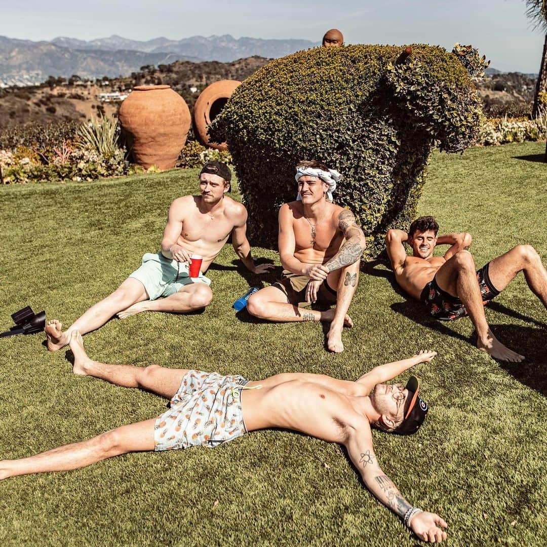 ジャック・ジョンソンのインスタグラム：「About to ride this bush creature into battle, who’s with me?」