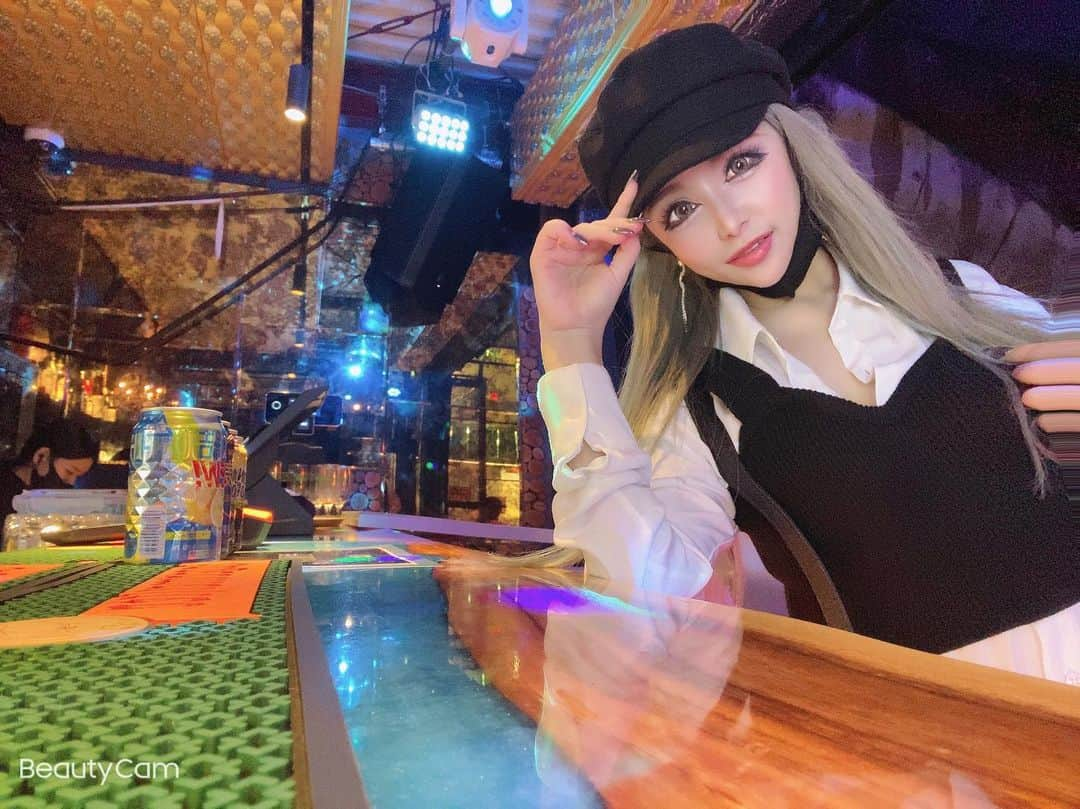 REIRAさんのインスタグラム写真 - (REIRAInstagram)「先月の 銀座club GHQの 1F フロアのbar 〜♪ 1Fもdjさんのかける音楽と　 テラス席もあって 終電までのお時間で 盛り上がっているよ〜♪ 今月またいるときあるので 遊びにきてねん！ ストーリーにて 告知します♪  #銀座#GHQ #高架下 #新橋#内幸町 #終電前 #bar#club#dj#dancer #gogodancer #party #shot #vip#シャンパン #テラス席 #音楽 #music #大人 #裏コリドー」3月1日 8時34分 - reiragram_