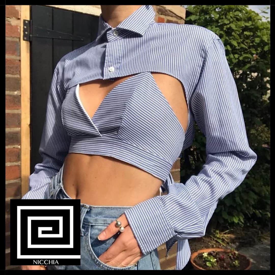 NICCHIAのインスタグラム：「. ブルーストライプの2ピースシャツ👔  ハイカットとクロップドがモードで個性的なアイテム✨  デニムやホワイトのボトムスと相性抜群です😎👍  ご購入前には必ず在庫のご確認をお願いいたします🙂🙏  ご不明点がございましたらいつでもお問い合わせ下さい✨  #NICCHIA #ootd #ootn #コーデ #カジュアルコーデ #春コーデ #春ファッション #春コーディネート #海外ファッション #海外セレブファッション #インポートセレクトショップ #春服コーデ #モードファッション  #モードコーデ #モード系ファッション #モード系女子  #シャツコーデ  #ストライプシャツ #ブルーストライプシャツ #春ブラウス #春シャツ #ブラウス」