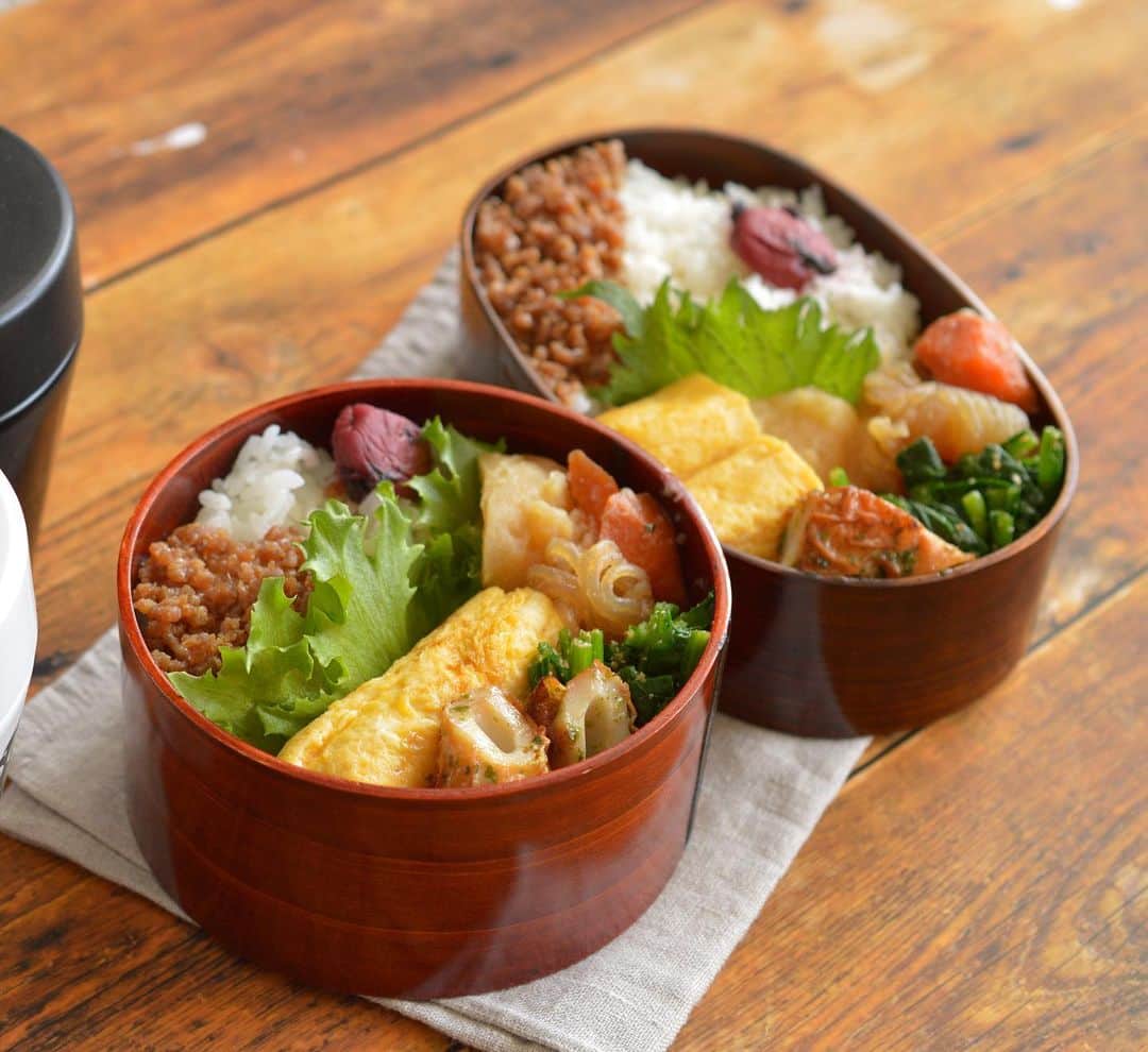yukiyoのインスタグラム：「2021.3.1* ・ 今日のお弁当 ・ そぼろ梅干しご飯 甘い出汁巻 肉じゃが ほうれん草ごま和え 竹輪マヨ醤油炒め ・ スープ付き （ランチスープにレンチンミニトマトと刻みレタス） ・ 片付けながらチラ見していた料理本 に載ってた肉じゃがのレシピをお試し ・ 煮え具合は良いんだけどちーっと甘すぎた でも基本料理だからこそ たまには本見るの勉強になるわ ・ ・ で、 70数冊の本をブックオフに持って行きました。 まだまだあるって私…😅 ・ #物を減らそう ・ ・ #お弁当 #obento #bento #lunch #lunchbox #onthetable #japanesefood #暮らし #曲げわっぱ #lin_stagrammer #ロカリ #おうちごはんLover #マカロニメイト #IGersJP #フーディーテーブル」