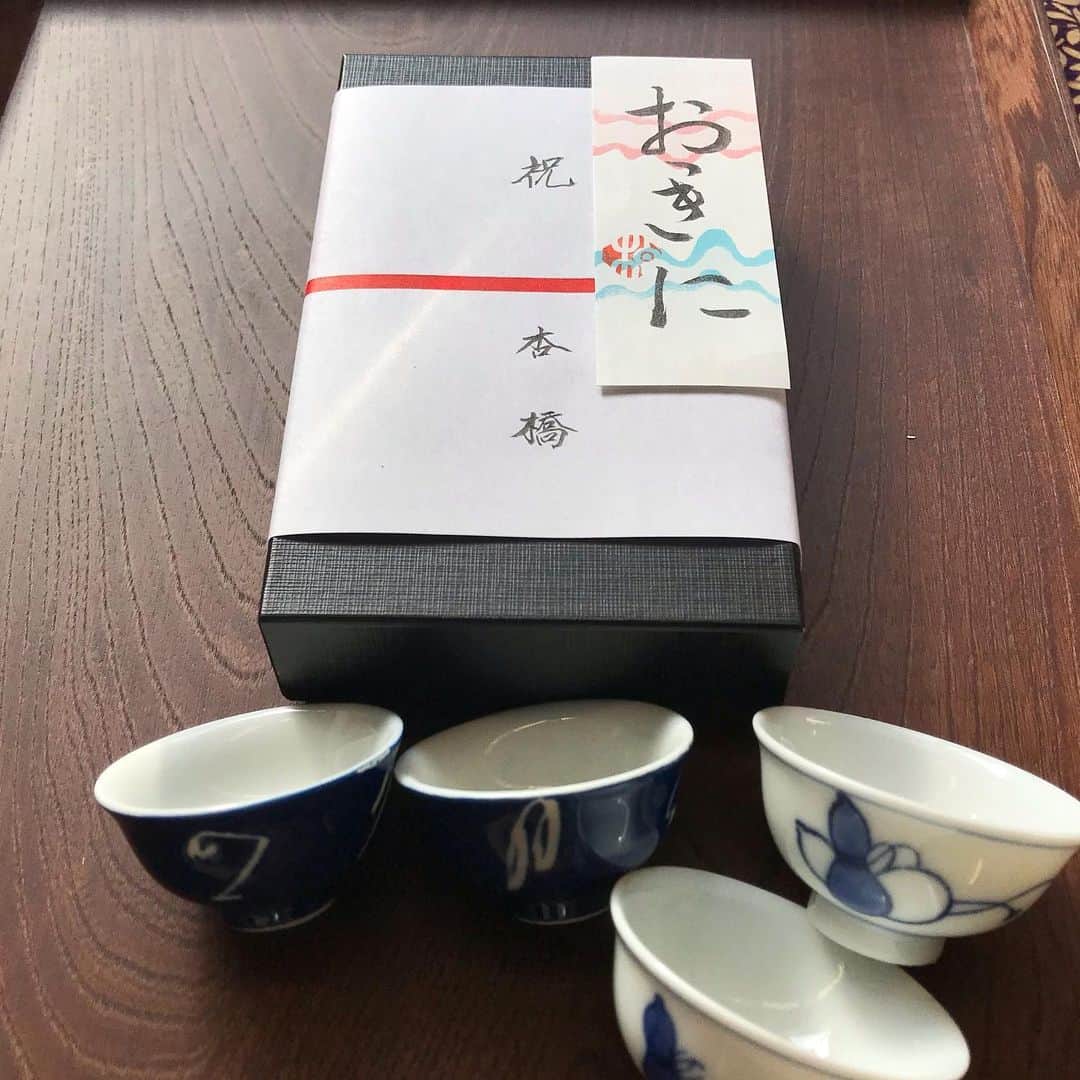土屋眞弓のインスタグラム：「こんな素敵な心遣い💕 お猪口 京菓子音羽山 手書きの"おおきに" こういった粋な計らいはたまらなく好き❣️ このお猪口で熱燗なんてさぞかし美味しいでしょうね🥰 漆のカウンターで着物を着てひとり酒🍶 いいな〜💕💕 なんて想像しちゃいます😊  京都の思い出✨✨ 柏屋光貞のお菓子美味しい❣️  #手土産 #お猪口 #京菓子司柏屋光貞 #杏橋幹彦」