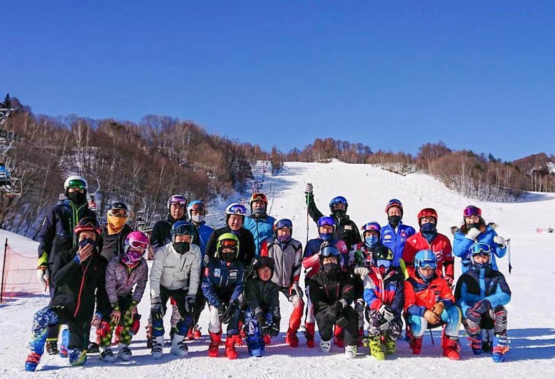 清澤恵美子のインスタグラム：「おはようございます☀️  2年ぶりにSOARレーシングのキャンプをさせて頂きとっても楽しかったです^ ^  二日間、快晴でバーンもすごく最高で何より参加してくださる方々の良い顔って言ったら最高すぎて充実感満載でした^ ^ ありがとうございました！！  1人の選手が初めてスラロームで逆手がしっかりできたみたいで、 ゴールしてその選手が 『ポールに当たるって気持ちが良いんですね〜』 って小学生ながらとっても綺麗な言葉でほんと良い顔しながら話していたので、とっても嬉しくなりました！！ スラロームが初めての選手もいたり、ゲートが初めての学生もいて、初めての経験にご一緒させて頂けるなんてほんとコーチ冥利につきました^ ^  またスキー場で皆様に会えるのを楽しみにしております^ ^ #ただのママスキーヤー　#アルペンスキー　#スキー上手くなりたいならアルペンスキー　#初めてのスキー　#SOARレーシング」