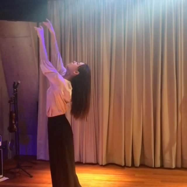 池田美佳のインスタグラム：「（音ありで🎧）  いつかの桜をイメージした曲🌸  犬夜叉の素敵な曲ですが、著作権上、早回しにしております。 普通のスピードで見せてよって方はいつか舞台で..笑  #dance #contemporarydance #mikadancemovie #mikadanceclass  #🌸 #桜」