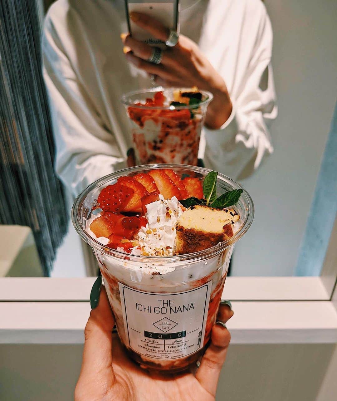 maai0528のインスタグラム：「〻👱🏻‍♀️🐰🍓🍰 March‥♡♡ 今月もハッピースマイルで 楽しい1ヶ月にする🌈 ． ． そうそう‼︎ ひと足先に飲んだ ストロベリーチーズケーキ おいしかった🍓 ↑ @the_ichi_go_nana  ． チーズが苦手な私でも全然飲めたよ✌︎ ． 今日から期間限定みたい☺︎ ． ． #holiday  #sweet  #cafe #cafestagram  #yummy」