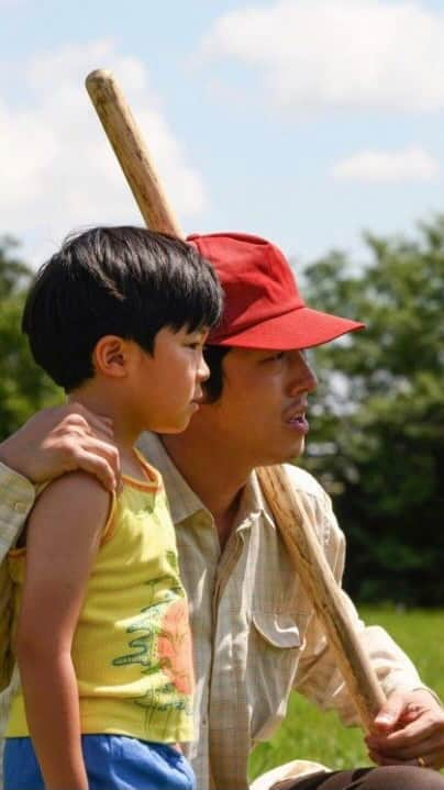 アレックス・シブタニのインスタグラム：「Written and directed by Lee Isaac Chung, “Minari” follows the Yi family - a Korean American family who move to an Arkansas farm in search of their own American Dream. We had the opportunity to see the film last year, and we think you’ll love it!  The film stars Steven Yeun, Yeri Han, Alan Kim, Noel Kate Cho, Scott Haze, Yuh-Jung Youn, and Will Patton. The film received the Grand Jury Prize as well as the U.S. Dramatic Audience Award at the 2020 Sundance Film Festival. #Minari is now playing in select theaters and everywhere you rent movies. 🌱 @minarimovie @goldhouseco」