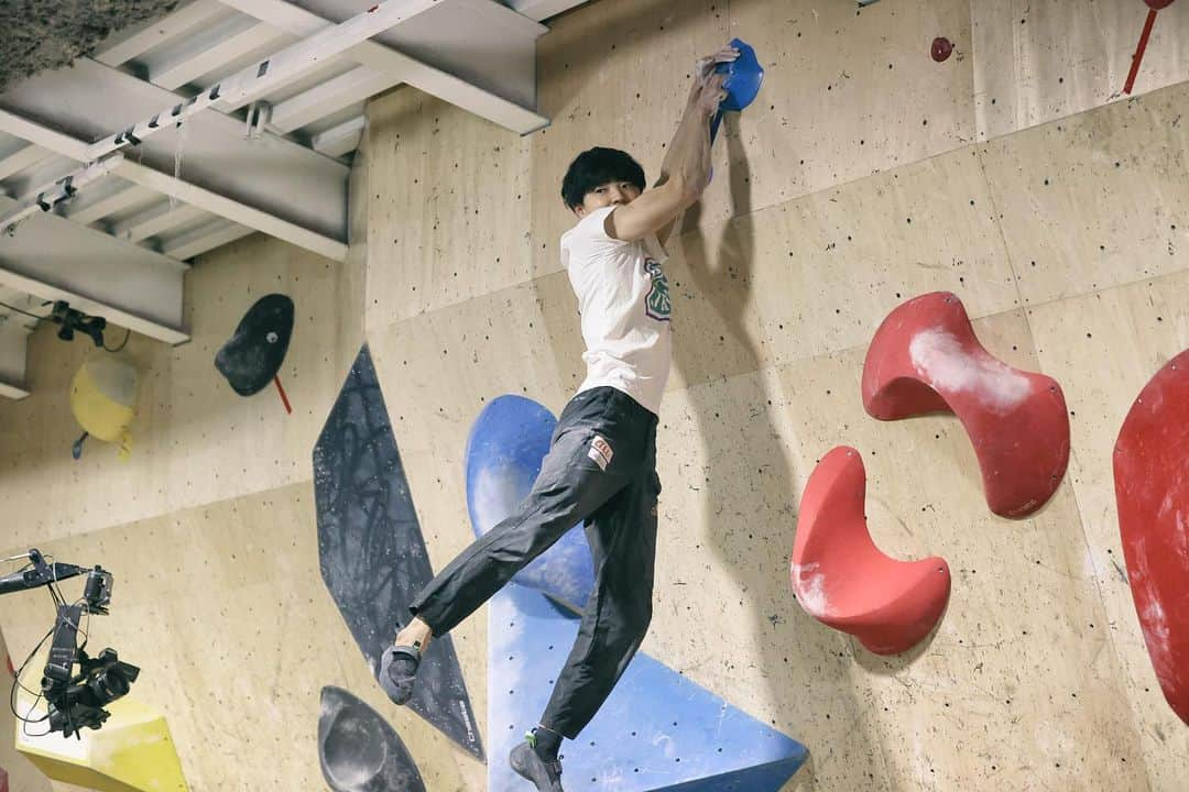 藤井快さんのインスタグラム写真 - (藤井快Instagram)「A new style competition “The SIX”. Each route was set by a competitor and a route setter as a team. I made a powerful and physical route which is my strong point. The competition was super interesting because the style was completely new in Japan!  先日行われた｢THE SIX｣に出場しました！ ルートセッターと選手がペアになって課題を作るという新しいスタイルのコンペです！ 僕は平嶋元さん @zaragossa31 とペアを組み、僕の強みでもあるボディのパワーを引き出すような課題を作りました💪  詳しい大会の様子は、J-SPORTSさんで放送されるので、是非見て下さい！👏 ↓↓↓日程↓↓↓ 3月21日21:00-10:30  （※J-SPORTS オンデマンド会員は無料視聴可　登録無料）  僕もルートセットはするけど、僕の強みを理解しているセッターと作る課題は自分では作れないものでとても刺激的でした。 本番ではまさかのムーブも出てきて反省点もありましたが。笑  すでにもう一度やりたい！  📸 by @climbersjp / @tokyofotopress   #THESIX #newstyle #routeset   @adidasterrex @fiveten_official @alpinawatchesjapan  @au_official @in_jelly_  @morinagatraininglab @frictionlabs @team_edelrid #adidas #fiveten #alpinawatches #TEAMau #teamedelrid #森永製菓」3月1日 9時09分 - fujii_kokoro