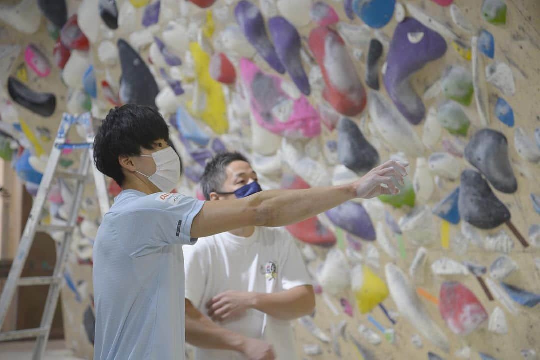 藤井快さんのインスタグラム写真 - (藤井快Instagram)「A new style competition “The SIX”. Each route was set by a competitor and a route setter as a team. I made a powerful and physical route which is my strong point. The competition was super interesting because the style was completely new in Japan!  先日行われた｢THE SIX｣に出場しました！ ルートセッターと選手がペアになって課題を作るという新しいスタイルのコンペです！ 僕は平嶋元さん @zaragossa31 とペアを組み、僕の強みでもあるボディのパワーを引き出すような課題を作りました💪  詳しい大会の様子は、J-SPORTSさんで放送されるので、是非見て下さい！👏 ↓↓↓日程↓↓↓ 3月21日21:00-10:30  （※J-SPORTS オンデマンド会員は無料視聴可　登録無料）  僕もルートセットはするけど、僕の強みを理解しているセッターと作る課題は自分では作れないものでとても刺激的でした。 本番ではまさかのムーブも出てきて反省点もありましたが。笑  すでにもう一度やりたい！  📸 by @climbersjp / @tokyofotopress   #THESIX #newstyle #routeset   @adidasterrex @fiveten_official @alpinawatchesjapan  @au_official @in_jelly_  @morinagatraininglab @frictionlabs @team_edelrid #adidas #fiveten #alpinawatches #TEAMau #teamedelrid #森永製菓」3月1日 9時09分 - fujii_kokoro