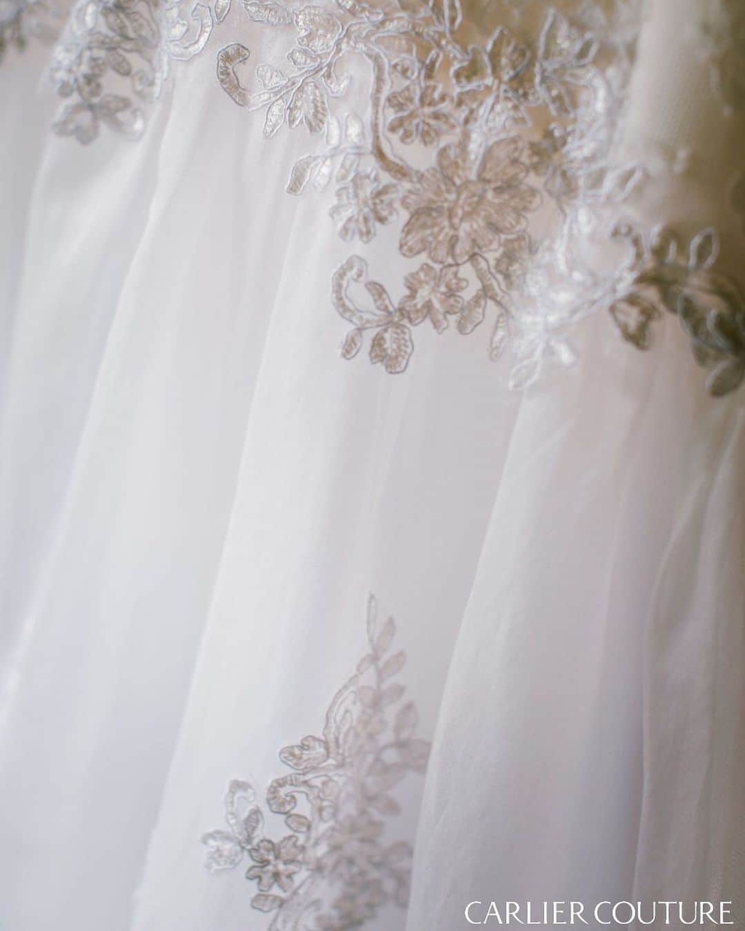 order dress カルリエ クチュールのインスタグラム：「. 【Carlier Couture diary】 Histoire de la Dentelle . 花嫁さまのルーツを 表したような素材選び . フランスのレース🇫🇷と 日本のレース🇯🇵 両方を組み合わせて作った1着 . . 生地選びから始まる、 そんなドレスのストーリーも。 . . . 今月から、 秋のウェディング製作がスタート🍁 . オーダードレスのスタートには それぞれの物語を感じるので とっても楽しみです。 . . . Bride @nathaliesbeautybook  Photo @cocofleur_wedding  Dress @carlier_couture . . .」