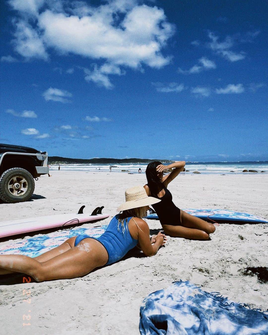 フェリシティー・パルマティアーのインスタグラム：「Epic couple of days over the long weekend with @kiarasashaa & @_brenda.lee_ 🤍 @thesurfboardwarehouse」