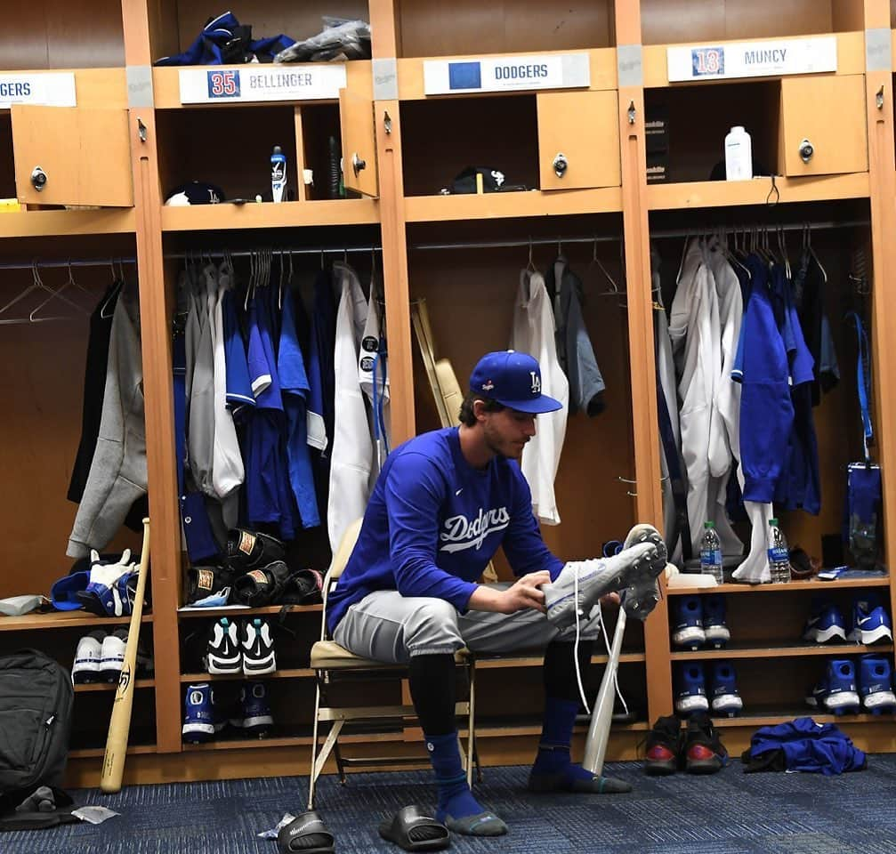 クレイ・ベリンジャーさんのインスタグラム写真 - (クレイ・ベリンジャーInstagram)「Hmmmm blue or white laces?? 🤔🤔🤔」3月1日 9時17分 - cody_bellinger