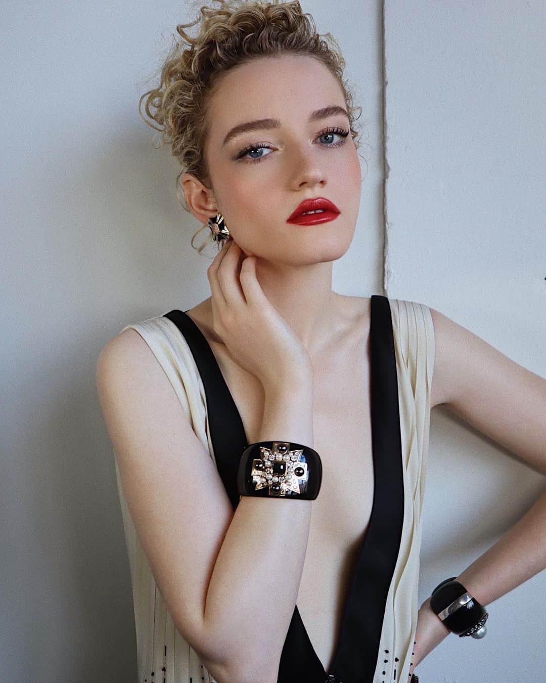 Hung Vanngoさんのインスタグラム写真 - (Hung VanngoInstagram)「#JuliaGarner (@juliagarnerofficial) for the #GoldenGlobes Awards this evening ❤️. Styling  @elizabethsaltzman  Nails @tony748474  Hair @bobbyeliot  Makeup @hungvanngo using @chanel.beauty @welovecoco  #welovecoco #WorkingWithChanel ❤️ Here is a full products breakdown:  SKIN PREP: Hydra Beauty Nourishing Lip Care Hydra Beauty Micro Serum Intense Replenishing Hydration Hydra Beauty Micro Gel Yeux Intense Smoothing Eye Gel Hydra Beauty Micro Creme Fortifying Replenishing Hydration  FACE: Le Beiges Healthy Glow Foundation Hydration and Longwear in shade BR22 Le Correcteur De Chanel Longwear Concealer in shade 10 Le Beiges Healthy Glow Bronzing Cream (Soleil Tan Bronze Universel) Le Beiges Healthy Glow Sheer Powder in shade 20 Baume Essentiel in shade Printanier Fleurs De Printemps Blush and Highlighter Duo  EYEBROWS: Crayon Sourcils in 10 Blond Cendre Le Gel Sourcils in 350 Transparent  EYES: La Base Ombre Q Paupieres Longwear Eyeshadow Primer Ombré Premiere Longwear Cream Shadow in shades 844 Gemme Doree and 840 Patine Bronze Stylo Yeux Waterproof Long Lasting Eyeliner in shade 932 Noir Petrole Le Volume De Chanel Mascara in shade 10 Noir  LIPS Rouge CoCo Bloom in shade 134 Sunlight (Waitlist is now open on redcarpeybeauty.Chanel.com! ❤️)」3月1日 9時12分 - hungvanngo