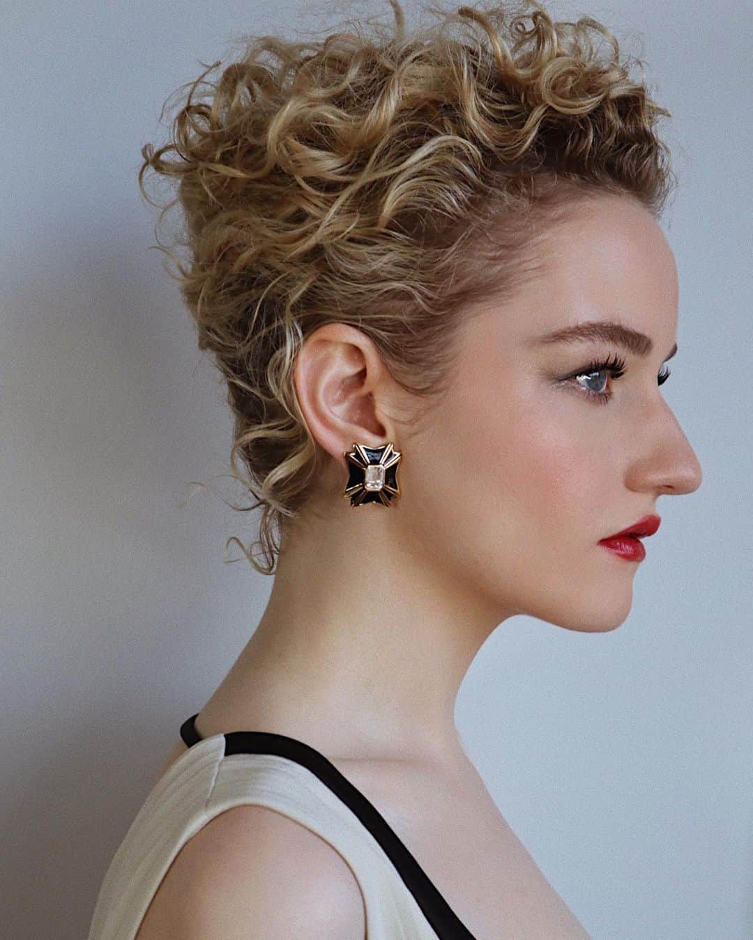 Hung Vanngoさんのインスタグラム写真 - (Hung VanngoInstagram)「#JuliaGarner (@juliagarnerofficial) for the #GoldenGlobes Awards this evening ❤️. Styling  @elizabethsaltzman  Nails @tony748474  Hair @bobbyeliot  Makeup @hungvanngo using @chanel.beauty @welovecoco  #welovecoco #WorkingWithChanel ❤️ Here is a full products breakdown:  SKIN PREP: Hydra Beauty Nourishing Lip Care Hydra Beauty Micro Serum Intense Replenishing Hydration Hydra Beauty Micro Gel Yeux Intense Smoothing Eye Gel Hydra Beauty Micro Creme Fortifying Replenishing Hydration  FACE: Le Beiges Healthy Glow Foundation Hydration and Longwear in shade BR22 Le Correcteur De Chanel Longwear Concealer in shade 10 Le Beiges Healthy Glow Bronzing Cream (Soleil Tan Bronze Universel) Le Beiges Healthy Glow Sheer Powder in shade 20 Baume Essentiel in shade Printanier Fleurs De Printemps Blush and Highlighter Duo  EYEBROWS: Crayon Sourcils in 10 Blond Cendre Le Gel Sourcils in 350 Transparent  EYES: La Base Ombre Q Paupieres Longwear Eyeshadow Primer Ombré Premiere Longwear Cream Shadow in shades 844 Gemme Doree and 840 Patine Bronze Stylo Yeux Waterproof Long Lasting Eyeliner in shade 932 Noir Petrole Le Volume De Chanel Mascara in shade 10 Noir  LIPS Rouge CoCo Bloom in shade 134 Sunlight (Waitlist is now open on redcarpeybeauty.Chanel.com! ❤️)」3月1日 9時12分 - hungvanngo