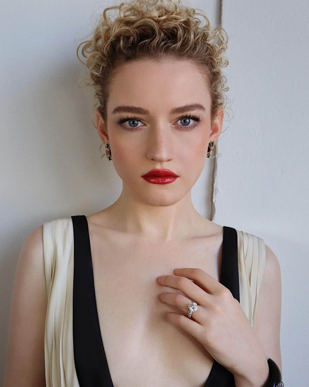 Hung Vanngoさんのインスタグラム写真 - (Hung VanngoInstagram)「#JuliaGarner (@juliagarnerofficial) for the #GoldenGlobes Awards this evening ❤️. Styling  @elizabethsaltzman  Nails @tony748474  Hair @bobbyeliot  Makeup @hungvanngo using @chanel.beauty @welovecoco  #welovecoco #WorkingWithChanel ❤️ Here is a full products breakdown:  SKIN PREP: Hydra Beauty Nourishing Lip Care Hydra Beauty Micro Serum Intense Replenishing Hydration Hydra Beauty Micro Gel Yeux Intense Smoothing Eye Gel Hydra Beauty Micro Creme Fortifying Replenishing Hydration  FACE: Le Beiges Healthy Glow Foundation Hydration and Longwear in shade BR22 Le Correcteur De Chanel Longwear Concealer in shade 10 Le Beiges Healthy Glow Bronzing Cream (Soleil Tan Bronze Universel) Le Beiges Healthy Glow Sheer Powder in shade 20 Baume Essentiel in shade Printanier Fleurs De Printemps Blush and Highlighter Duo  EYEBROWS: Crayon Sourcils in 10 Blond Cendre Le Gel Sourcils in 350 Transparent  EYES: La Base Ombre Q Paupieres Longwear Eyeshadow Primer Ombré Premiere Longwear Cream Shadow in shades 844 Gemme Doree and 840 Patine Bronze Stylo Yeux Waterproof Long Lasting Eyeliner in shade 932 Noir Petrole Le Volume De Chanel Mascara in shade 10 Noir  LIPS Rouge CoCo Bloom in shade 134 Sunlight (Waitlist is now open on redcarpeybeauty.Chanel.com! ❤️)」3月1日 9時12分 - hungvanngo