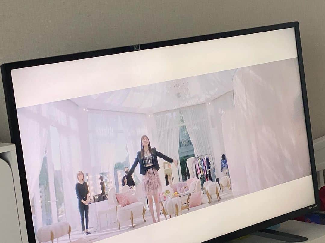 涼宮琴音のインスタグラム：「朝からテレビでアカリンをみるという贅沢をしています🤲🌸 喘息の発作で何度も目が覚めました😢 季節の変わり目は何かと辛い😞 今日は病院と美容院に行きます🤲」