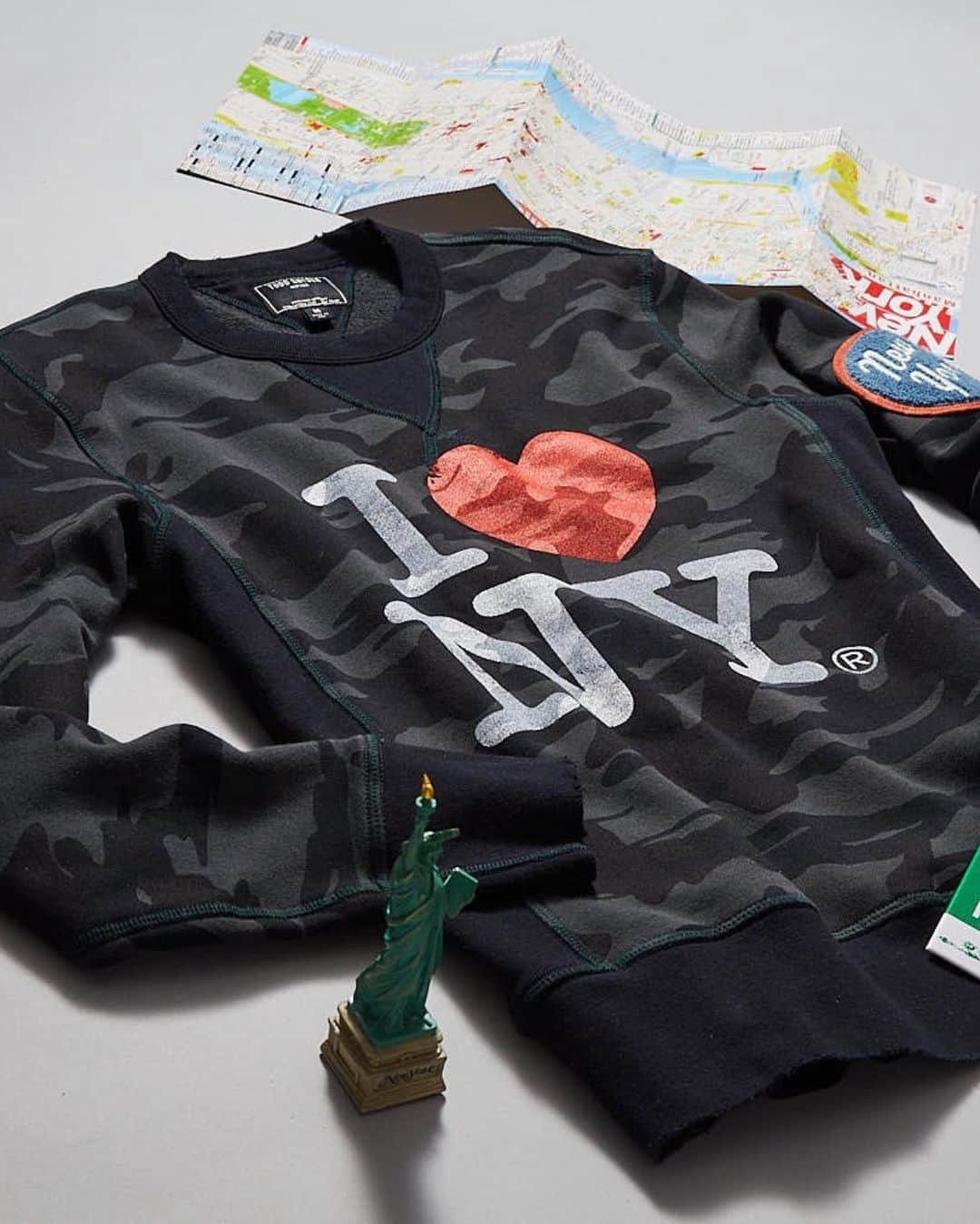 トッドスナイダーのインスタグラム：「Start Spreading the News: TS x I ❤️ NY is Here! While others may cut and run, we’re cutting, sewing & doubling-down on New York. Our stores in Madison Park and Tribeca are open. We’re living here. Raising families here. Walking dogs here. Or as Todd likes to say, “It’s the coolest place on the planet. Why would you live anywhere else?” We suspect a bunch of folks feel the same and want to wear their hearts on their sleeves (okay, chests).   So we have taken Milton Glazer’s iconic I ♥️ New York logo which he created during another moment when the city was going through a rough patch and worked it into crewnecks and hoodie capsule.  Link in Bio for the collection.  #ToddSnyder #I♥️NY #newyork」
