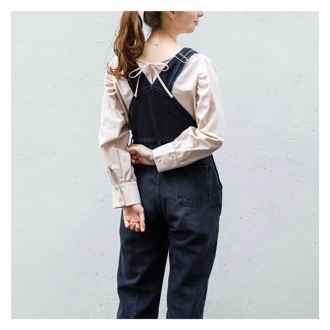 のインスタグラム：「PRESS Magazineでもご紹介した人気のブラウス🍀  ▶︎sweetie ribbon blouse ¥8,280 +tax  サロペットと合わせたり、デニムやフレアパンツと合わせたり…💕 スタッフリアルバイも多いこちらのアイテム🤍  バックリボンで、後ろ姿までかわいいです！」