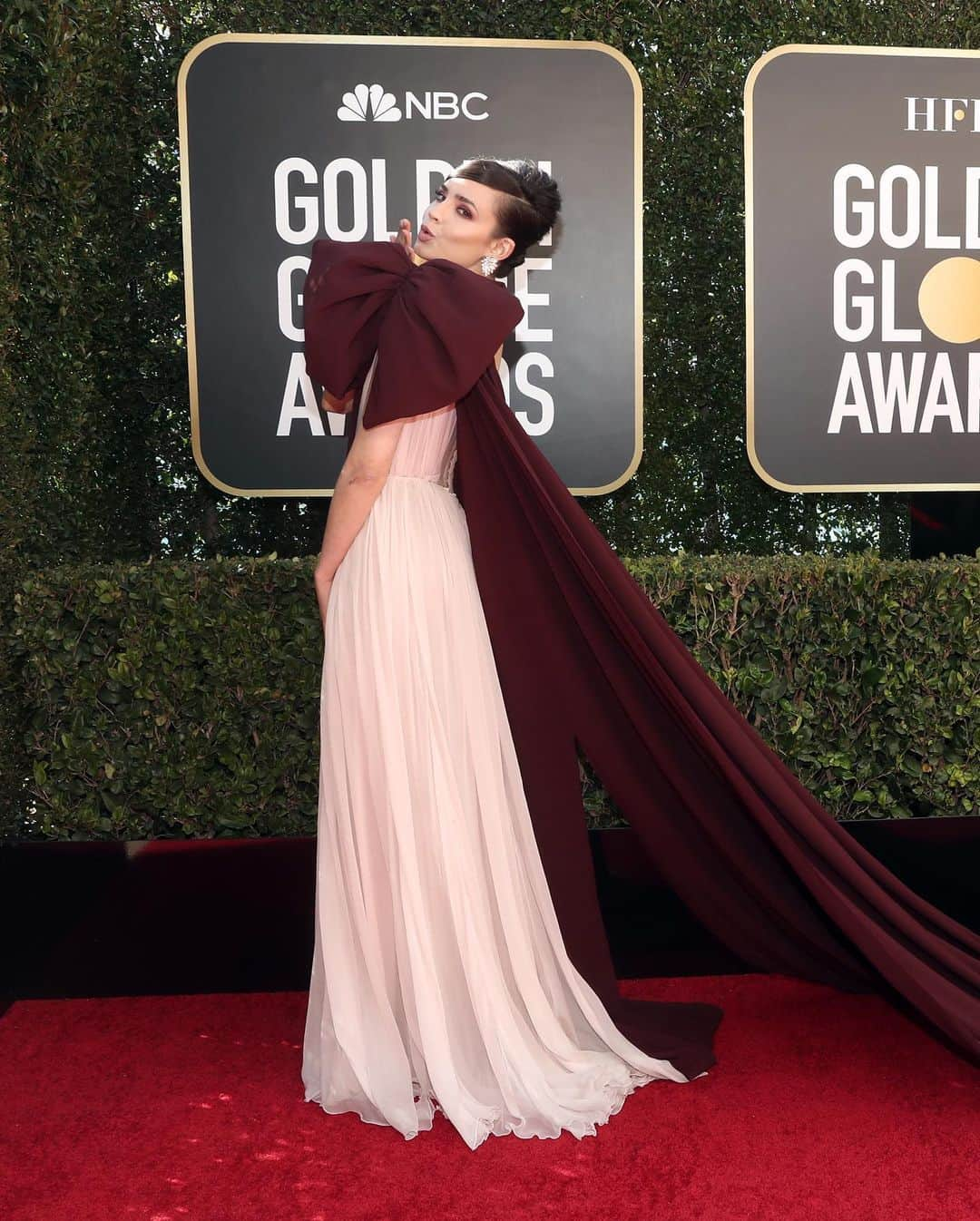 MTVさんのインスタグラム写真 - (MTVInstagram)「It’s simply not a red carpet unless @sofiacarson is there to MAKE US FALL IN LOVE ♥️ #GoldenGlobes」3月1日 9時26分 - mtv