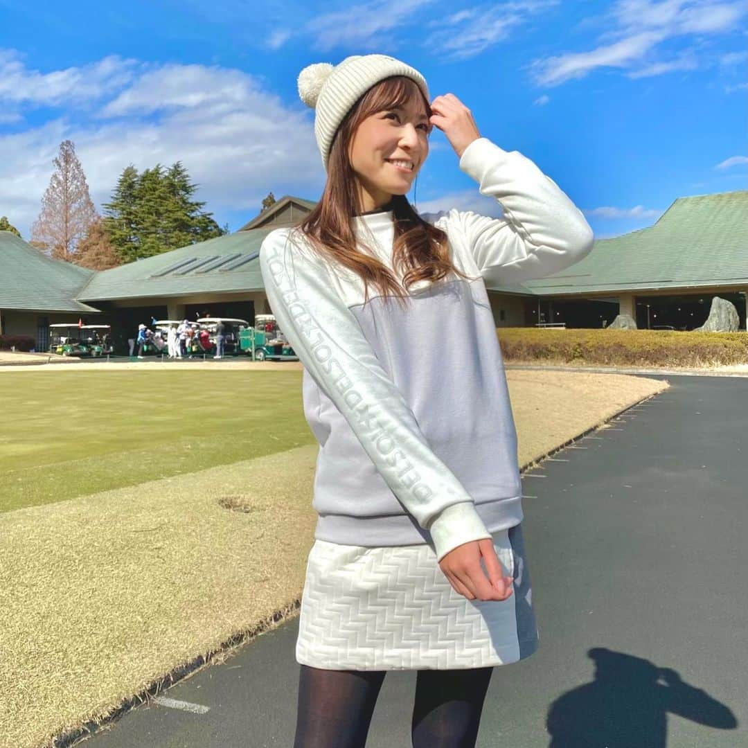 高沢奈苗さんのインスタグラム写真 - (高沢奈苗Instagram)「. ホワイトコーデ❄️❄️❄️ . そろそろ冬物にも飽きてきたなぁと思いながら @vividgolf のサイトを見てたら @delsolgolf の新作がお手頃価格だったので購入💓 . 手持ちのランバンのスカートと雰囲気が合ったのでよかった★  レッグウォーマー、シューズも白にしてオールホワイトコーデにしました🤍 . . . #golf #golffashion #vividgolf #white #lanvinsport #delsolgolf #neweracap #ゴルフ #ゴルフ女子 #ゴルフファッション #ビビゴルフ #ホワイトコーデ #ランバンスポール #ニューエラゴルフ」3月1日 9時21分 - nanaetakasawa