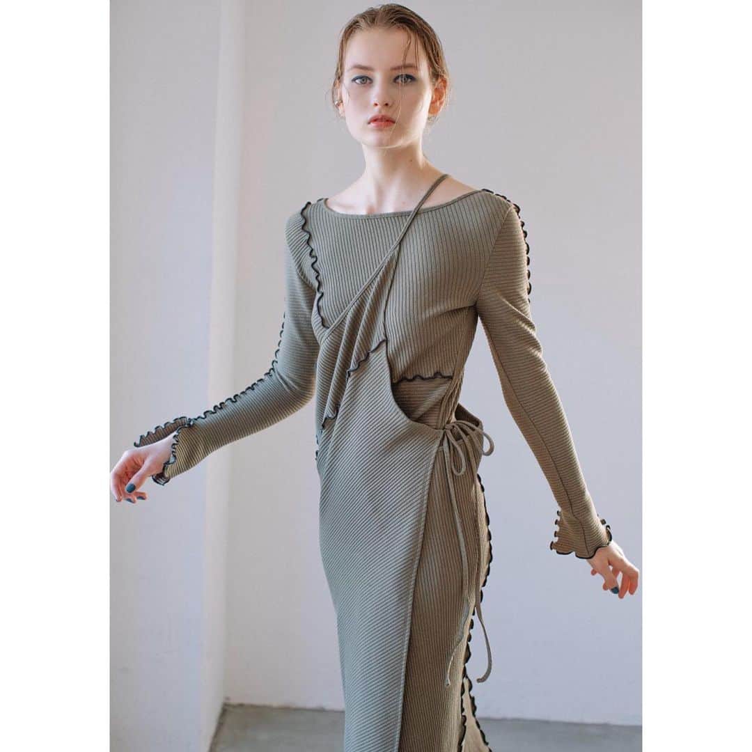 AULA AILAのインスタグラム：「【AULA AILA 2021 SS COLLECTION】  RIB MELLOW LAYERED DRESS  BLACK/KHAKI/LAVENDER SIZE:0 ¥22,000  ✔️OFFICIAL WEB STOREにて発売中」