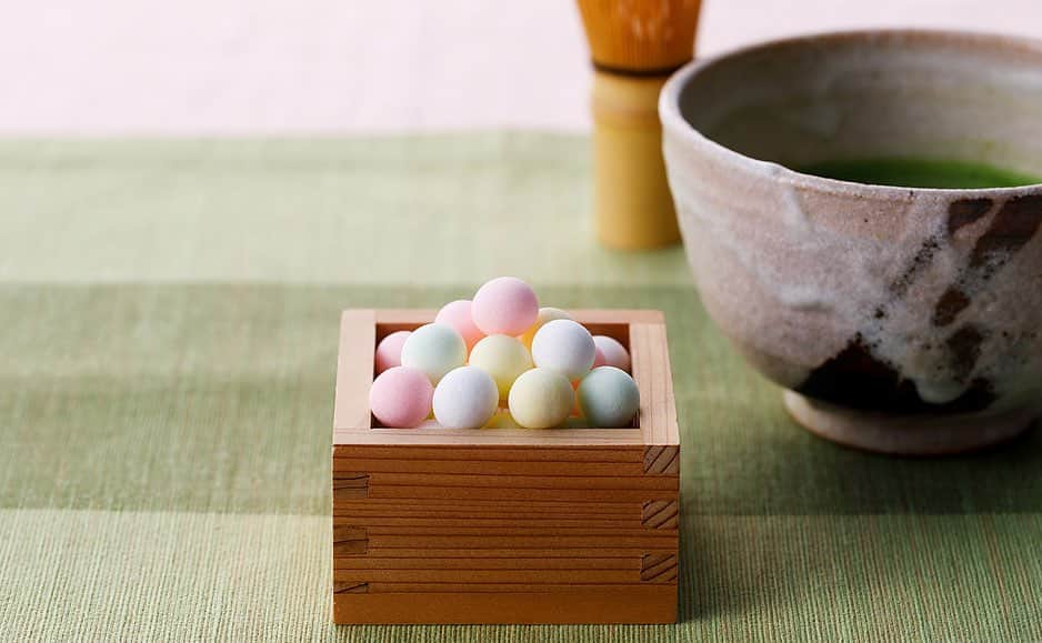 Komayaのインスタグラム：「. 【小さな君に、いっぱいの愛情を】 ひなあられの『雛』という漢字には “小さい・幼い・愛らしい” などの意味があり、四季を表す４つの色には “一年を通じて幸せを祈っています” というメッセージが込められているんです。定番のあられもいいけれど、今年はやさしく溶ける まあるいお砂糖でお祝いしてみませんか？ . . 【ハレの日のおもてなしに】 サイズ感がいいですね！と評判の小さな球型砂糖。かわいらしい４色の組み合わせは、ハレの日のちょっとしたおもてなしにぴったり。ひなまつりだけでなく、さまざまなシーンで活躍することと思います。 . . #駒屋#物語のある砂糖#砂糖#角砂糖#シュガー#ひなまる#雛#雛飾り#お雛様#初節句#節句#桃の節句#雛あられ#お茶請け#かわいい#sugar#design#sugarcube#lumpsugar#blocksugar#cutesugar#kawaii#cafe#tea」