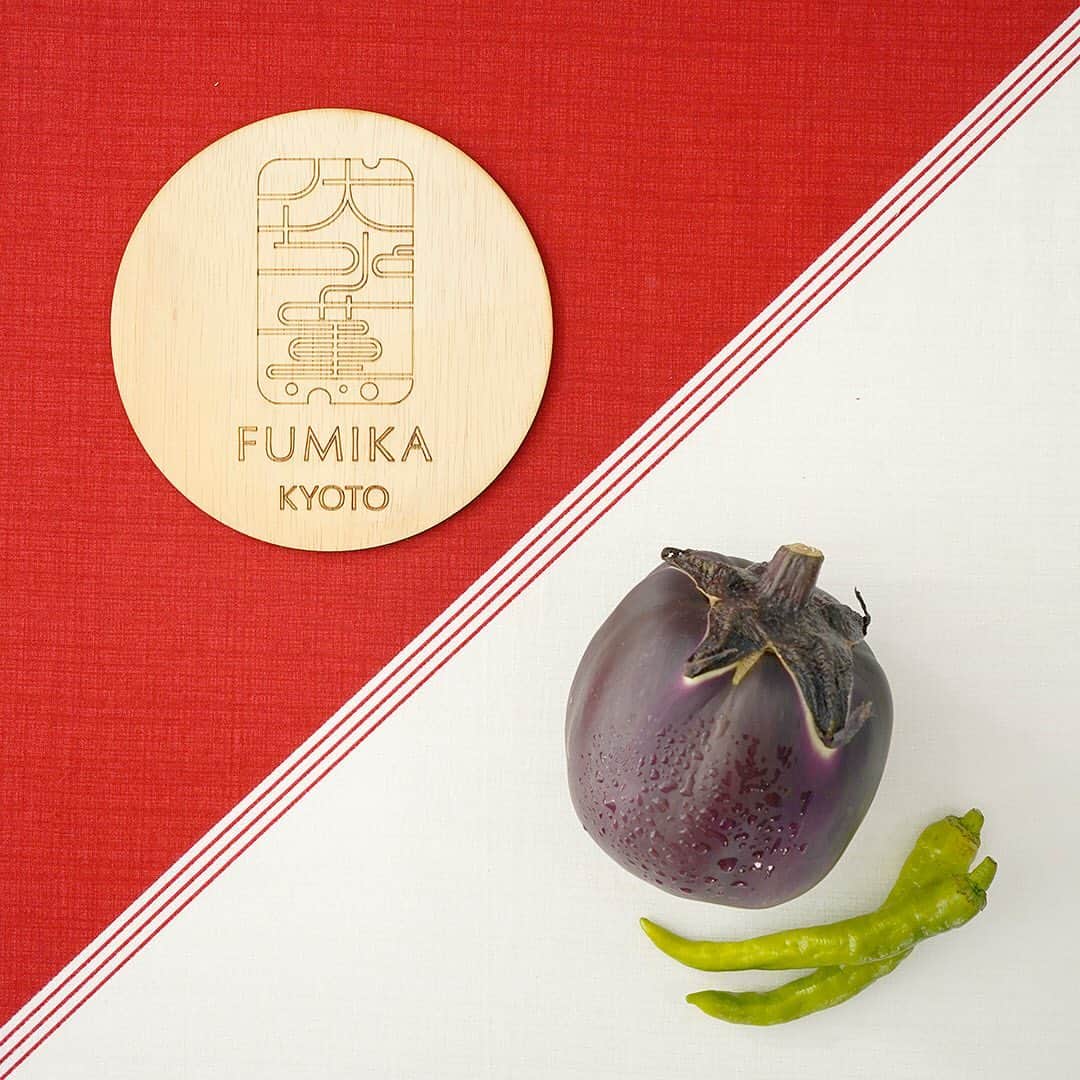 のインスタグラム：「、 、 🌸京から、肌咲く。🌸 FUMIKA30秒スキンケアセミナー 、 #fumika_review12 ちょっとブレイクタイム☕️ ＦＵＭＩＫＡトライアルキットを使用されたお客様のレビュー🖋紹介 、 👩20代女性 肌がようやく落ち着きました 。 肌がつやつやになったねと褒められました。 高保湿！と謳うものは翌朝大きなにきびが出来ることも多く、しかしコスメカウンターでみてもらうと水分不足になることもあり困っていましたが、このシリーズで解決出来そうです。 、 ホルモンバランスによるにきびはこれでは防げませんが(内服薬などに期待したいと思います)、その他の肌トラブルはなくなったようです。 上手く保湿することで、お化粧直しの回数もぐっと減りました。 、 皮脂の分泌が増え過ぎることによってメイクが崩れることもなくなりました。 アレルギーによって肌が不安定になることが多いのですが、それも落ち着いています。 肌の調子が良いと気持ちが軽くなりますね。  、 ＊個人の感想です。 皆様ご使用いただきありがとうございます。m(_ _)m 、 #fumika_kyoto #スキンケア #美肌ケア #肌ケア #肌荒れ #ナチュラルコスメ #オーガニックコスメ #クレンジング #洗顔 #化粧水 #乳液 #美容液 #敏感肌 #乾燥肌 #美容 #美意識 #化粧 #ビューティー #基礎化粧品 #京野菜 #エステ #京都 #伏見 #日本酒 #kyoto #japanesecosmetics #skincareproduct」