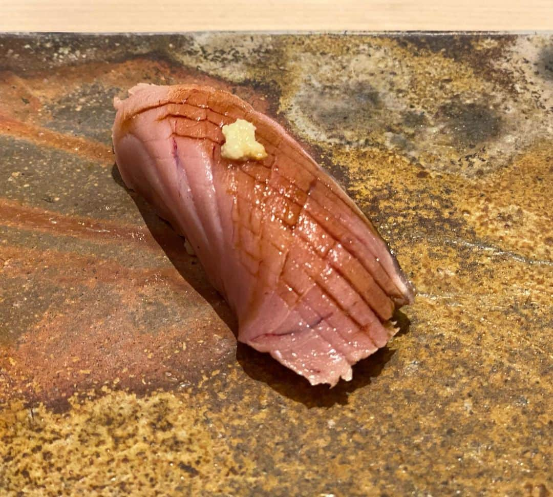 マキ・コニクソンさんのインスタグラム写真 - (マキ・コニクソンInstagram)「鮨おのでら @sushiginzaonoderahawaii で🍣ランチ！ この恒例ランチは仲良しトリオ マリッサとSHIHOと私の密かな楽しみで あります！🤗  長い事通っているので気心知れたおのでら スタッフが大好き！❤️居心地良いー！😊 新しい大将新橋さん(通称シンちゃん)はちょっとシャイで控えめですがめちゃくちゃ美味しいお鮨を握ってくれます！👍🏼  日本から空輸して来る新鮮なお魚は 本当に美味しい〜〜〜！😭😭 また行きまぁす！🚗💨 ご馳走様でした！🙏🏻  #ハワイの美味しいお店のおすそ分け🤙🏼  #週末のみ営業してるランチはお得！☝🏼 #sushionoderahawaii」3月1日 9時30分 - makikonikson