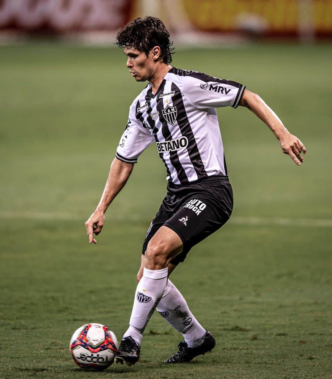 ドドさんのインスタグラム写真 - (ドドInstagram)「Noite perfeita no Mineirão. Estreia e vitória. Muito bom poder estar em campo novamente. @atletico #AquíÉGalo 🐔⚽️ 📸 @pedrovalefoto @marceloalvarengafoto」3月1日 9時35分 - dodopires