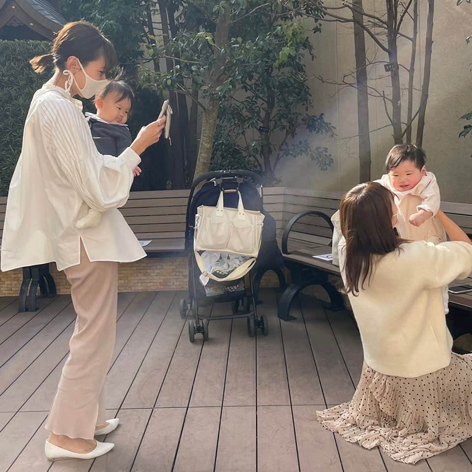 Hiromi Ｍaedaのインスタグラム：「３月🐝💛 ・ 母たちのほっこりなお昼時♡ 👶🏻👶🏻🤰🏻癒されたーー✨ ・ ストーリーで沢山ご質問いただいたブラウスは @etretokyo のものです！ ふんわりお袖がめちゃくちゃ可愛いです😚🤍 ・ ・ ・」