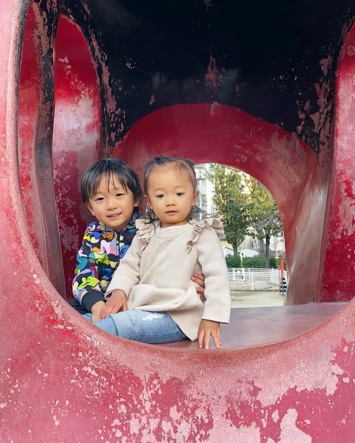 谷口紗耶香のインスタグラム：「「大好きー💕」だって🥰byお兄ちゃん (1→2→3 枚目　繋がってます) 今日はポカポカだったから少し公園に行ったよ🌿 (公園って色んな方々いるからあまり行かないのだけど、たまには😂) 二人のやりとりは本当にかわいいぃぃぃい〜っ💕」