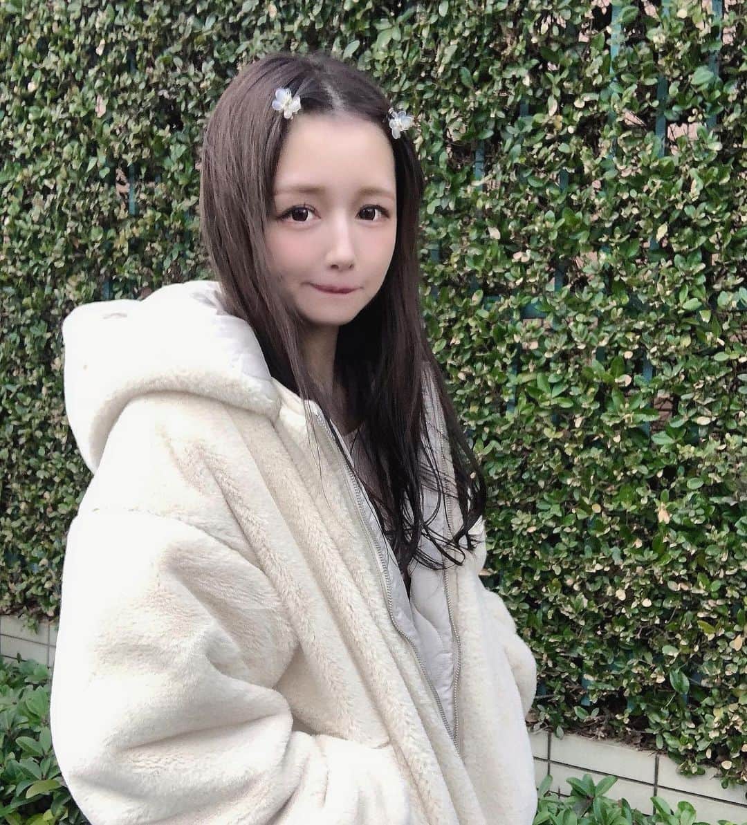 yuu__aaaのインスタグラム：「. . いつかのもこもこの日🧸 寒がりだからまだまだ寒いです . . #白コーデ#ホワイトコーデ #カラコン#make#メイク#センターパート」