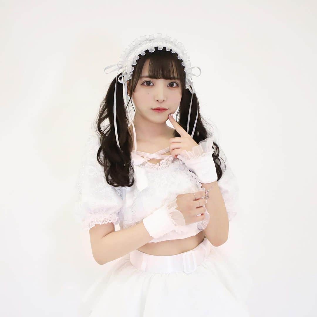 竹内花のインスタグラム：「新しいアー写です🥰🤍🤍🤍  #アイドル #アイドル衣装 #ヘッドドレス #ツインテール #ツインテールアレンジ #ヘアアレンジ #メイク #ドレス #カメラ好きな人と繋がりたい #アイドル好きと繋がりたい」