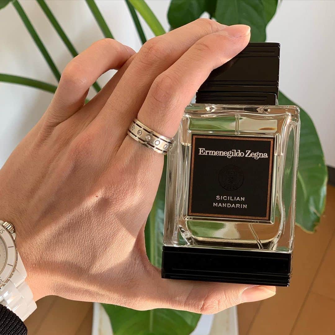 江原蓮さんのインスタグラム写真 - (江原蓮Instagram)「香水を変えました。 #ermenegildozegna」3月1日 20時37分 - ehararen