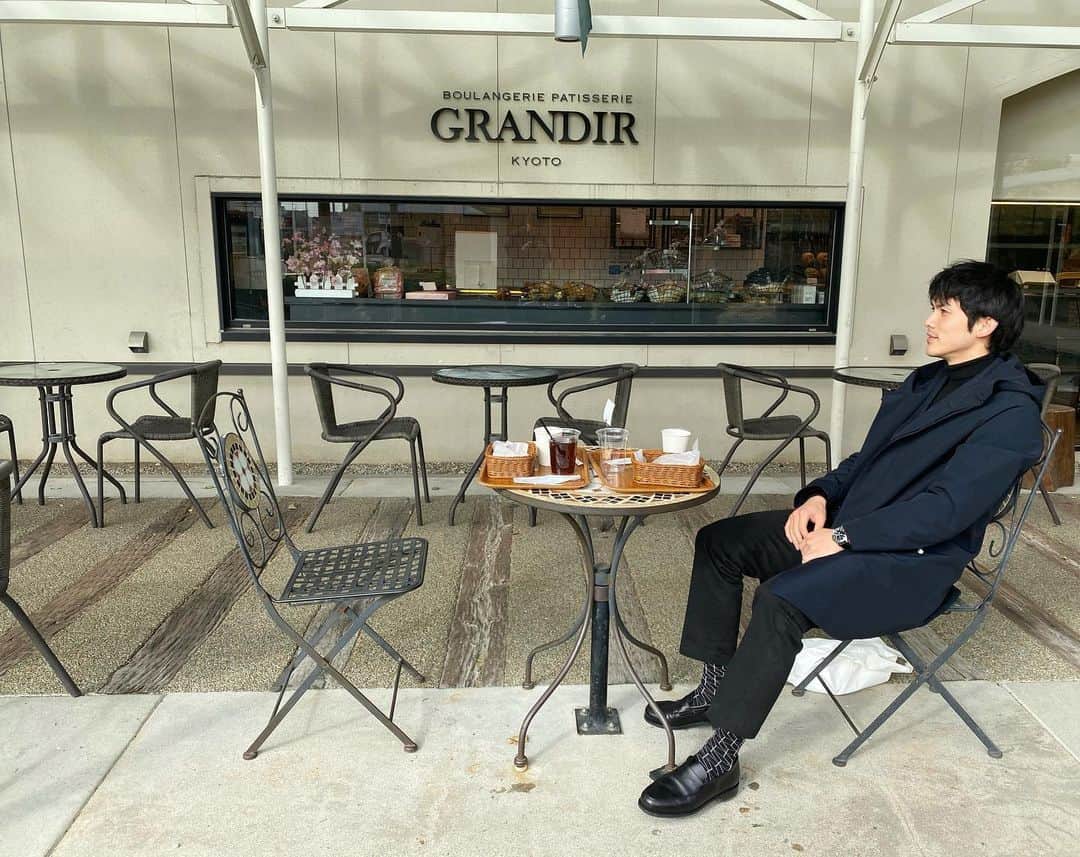 川口太一のインスタグラム：「皆さんホーム、アウェイ共にいつも沢山の応援ありがとうございます。コロナ禍で例年とは異なる開催となり色々制限がありますが皆さんのご理解、ご協力、そしてチームに大きな力を与える応援に本当に感謝です🙇レギュラーラウンド残り1ヶ月となりましたが引き続き応援宜しくお願い致します！ . . . そして少し残念なお知らせが… 僕が好きなパン屋 @grandirkyoto 北名古屋店が3月末で閉店というお知らせがありました…テラス席もあり何度か朝のパン食べ放題に行ってました🤤皆さん機会があれば3月末までは営業しているので足を運んでみてください！ . . . #写真はヨーロッパの朝をイメージ #大好きなパン #外国人の雰囲気が好き #皆さん応援有難うございます  #traditionalweatherwear #nanouniverse #happysocks #paraboot #iwc #grandir #スーツ男子 #ジャケット #メンズファッション #おしゃれ #スポーツ男子」