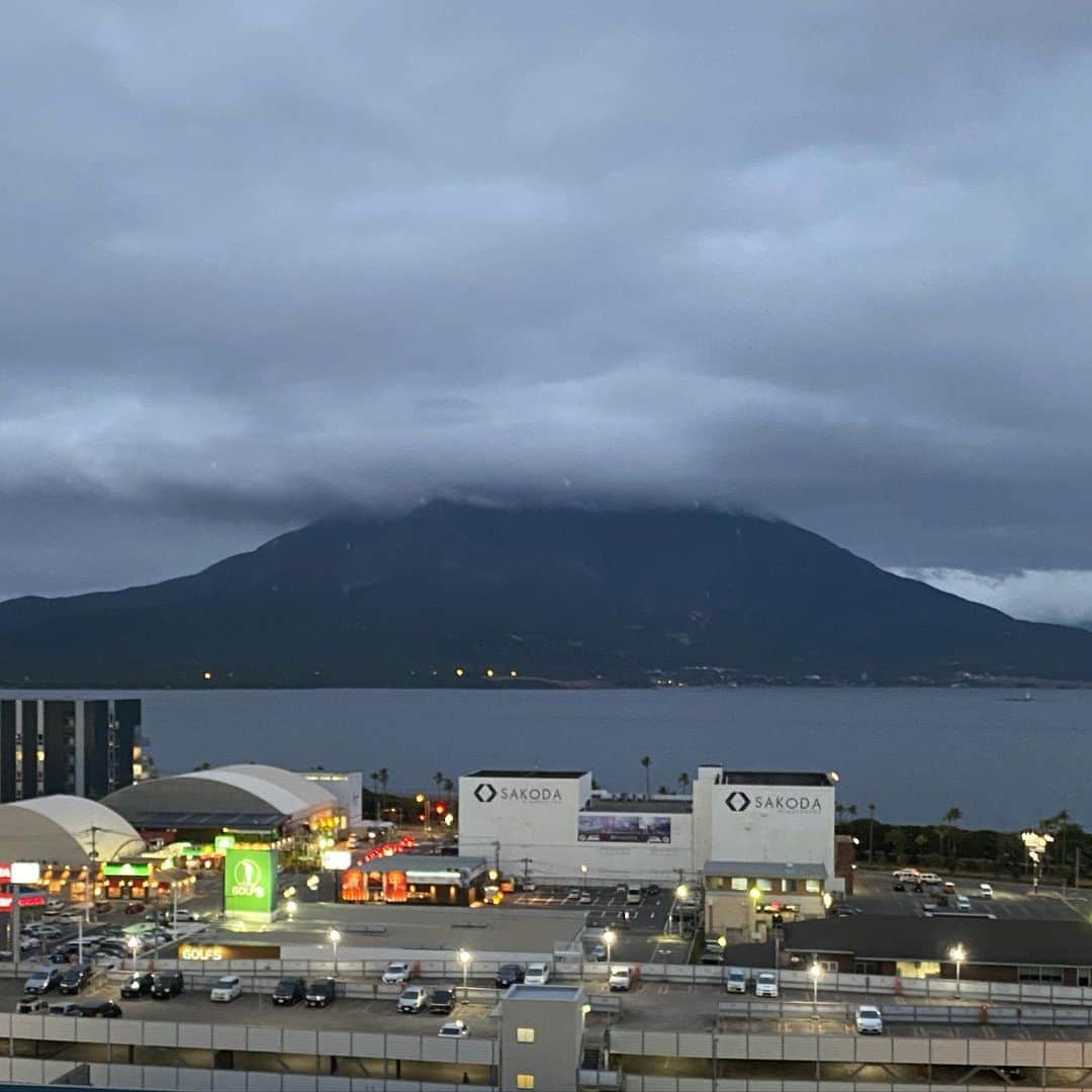 小田幸平のインスタグラム：「三菱重工West練習終了後、明日Eest練習参加の為Eastホテルへ🚘なんと部屋から目の前が桜島🗻長渕剛さんファンにはやばいホテル🏨1日だけですが満喫します。#三菱重工west#三菱重工east#鹿児島県#桜島#キャンプ#中日ドラゴンズ#はげch#読売ジャイアンツ#長渕剛ファン」