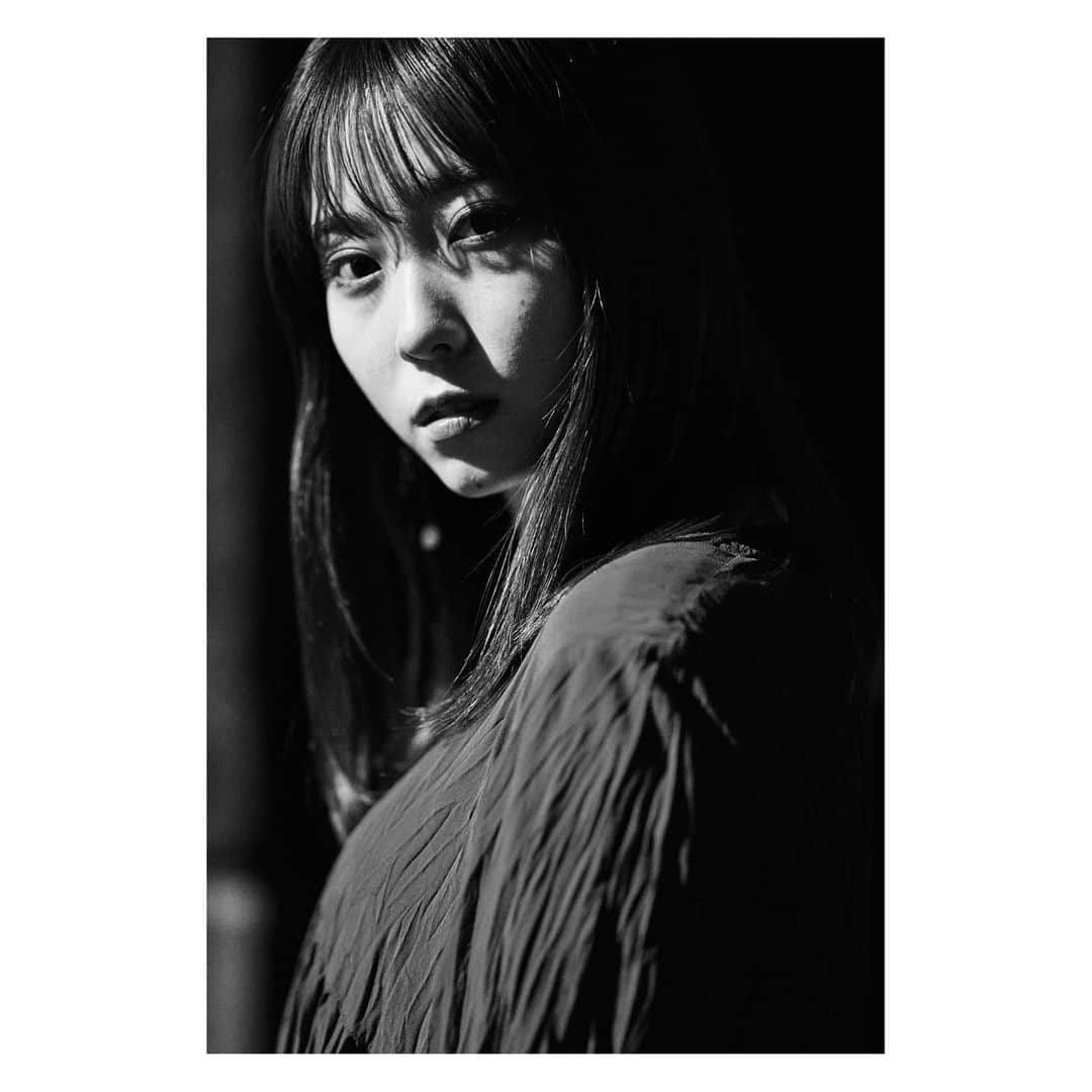 YUNA（芳森由奈）のインスタグラム：「. 白　彩　黒 . 色を消して見えるものも沢山ある、原石てきななにか。  おそらくの話だけど。  photo by @nabespg」