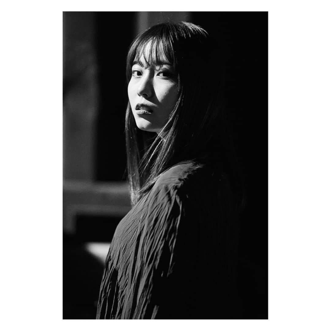 YUNA（芳森由奈）さんのインスタグラム写真 - (YUNA（芳森由奈）Instagram)「. 白　彩　黒 . 色を消して見えるものも沢山ある、原石てきななにか。  おそらくの話だけど。  photo by @nabespg」3月1日 19時06分 - yoshimoriyuna