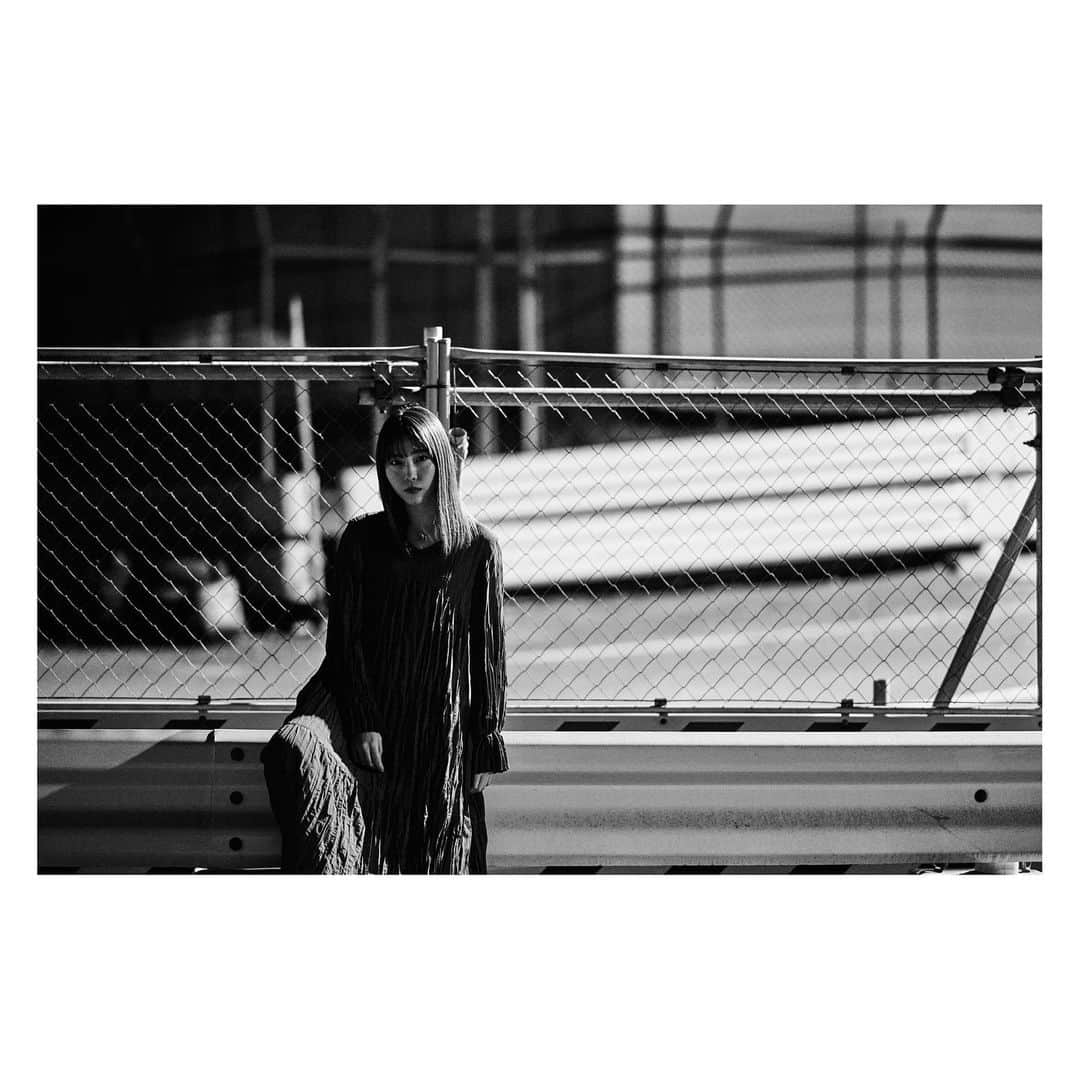 YUNA（芳森由奈）さんのインスタグラム写真 - (YUNA（芳森由奈）Instagram)「. 白　彩　黒 . 色を消して見えるものも沢山ある、原石てきななにか。  おそらくの話だけど。  photo by @nabespg」3月1日 19時06分 - yoshimoriyuna