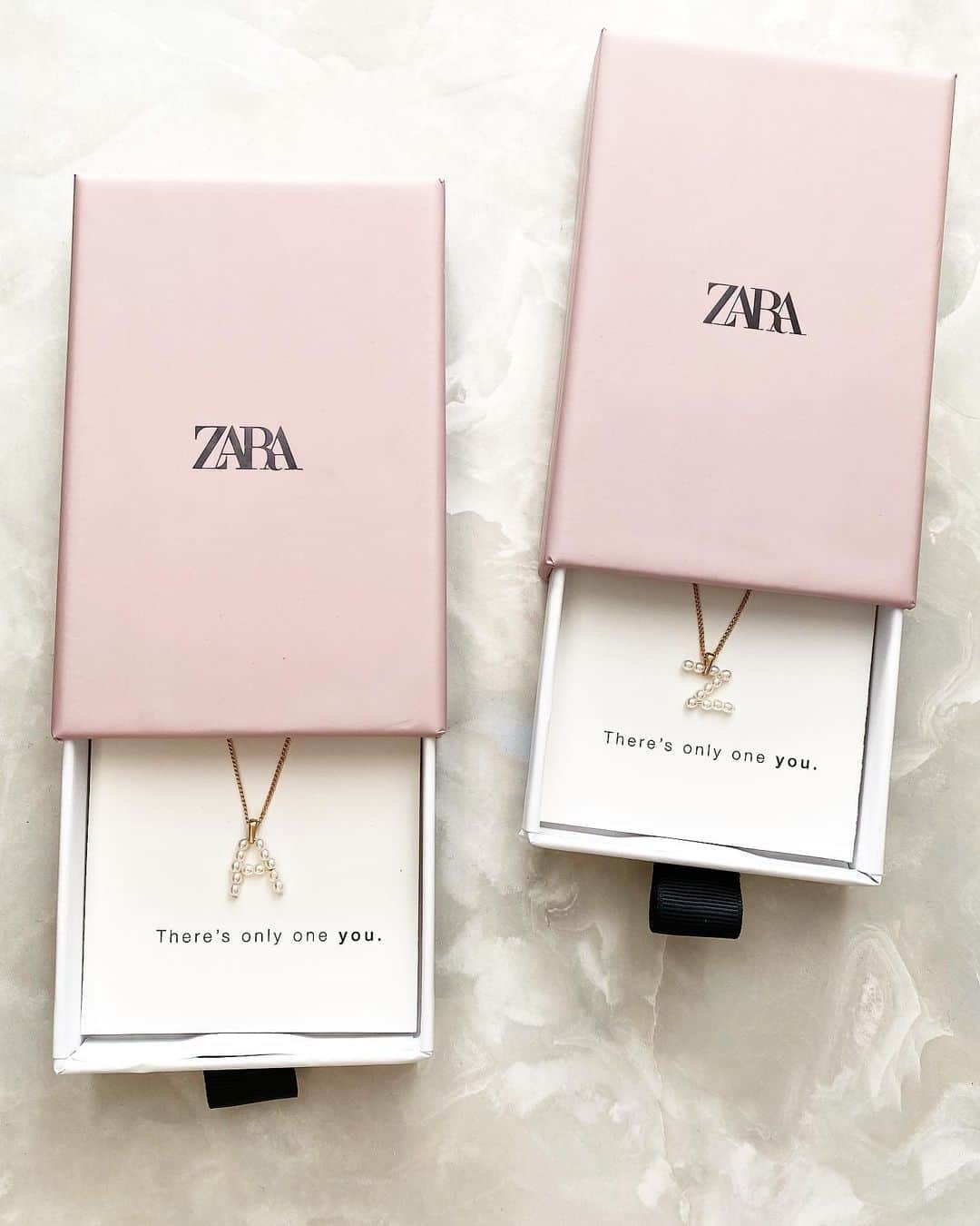 ryokoのインスタグラム：「𝓃ℯ𝓌𝒾𝓃𓂅 @zara のネックレス♡ パールのものが出ていて即決🥺可愛いすぎ💕 今年の春はパールのアクセが流行りみたいだしプチプラだしこれはかなりオススメ！ ． 前回購入したイニシャルネックレスと比べてみた画像を5.6枚目に載せました！長さはほぼ変わらない。アジャスターも同数。チェーンの感じが違うのと、前回のものはイエローゴールド寄りで、今回のパールはピンクゴールド寄りかな。スワイプしてみてね☞ ． 品名: フェイクパールイニシャルネックレス 品番: 1856/023/303  ． ． ． #zara #ザラ #ザラジョ #zara購入品 #置き画 #ネックレス #ゴールド #プチプラ #アクセサリー #パール #イニシャルネックレス #パールアクセサリー #ロカリ #locari #gold #accessories #accessory」