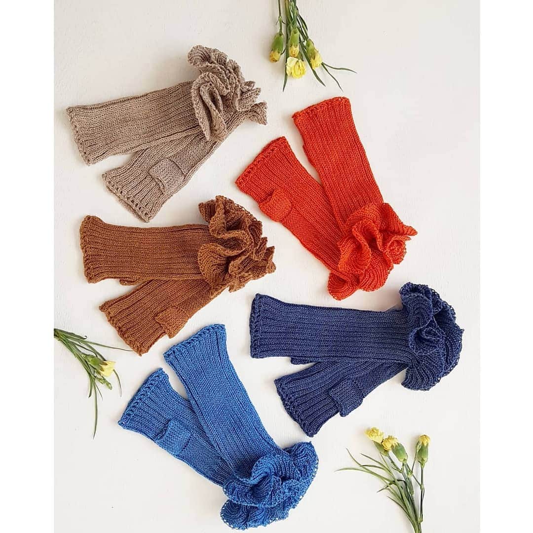 ティネスのインスタグラム：「Ｈｅｌｌｏ， Ｍａｒｃｈ 💛 Spring is here and so is our spring linen collection! 🧡 First group we want to introduce are linen fingerless gloves 🙌 Made from 100% natural linen. They're the perfect spring accessory and gift for a friend or yourself 😉🌷🎁 Various colors available. The grey pair is natural linen color. You can mix and match them with our linen scarves.  WWW.TINES.LV WORLDWIDE SHIPPING」
