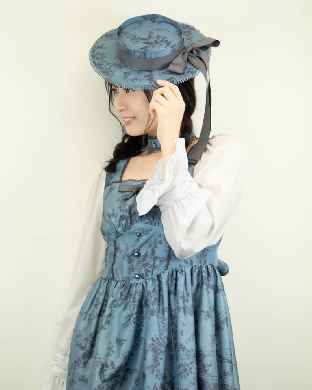 内木志のインスタグラム：「このロリータ服も かわいくてお気に入り💙 #東京ロリィタ #lolitafashion  #ロリータ」