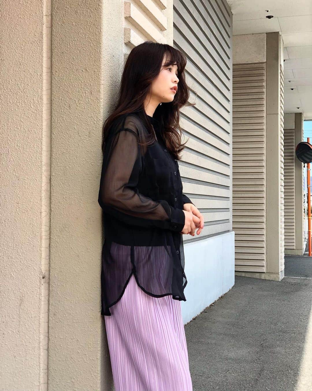 新谷美奈のインスタグラム：「.﻿ ﻿ #今日のしんたに﻿ 私はこちらのシアーシャツをGET🖤﻿ 春だからって毎年明るい色に飛びつきがちだったけど﻿ 今年はめずらしく黒から﻿ 春をはじめてみました🌷☺️﻿ ﻿ 素肌とのコントラストを楽しむ﻿ 春の黒。﻿ ﻿ Nina mew﻿ blouse ¥17,000+tax﻿ pants ¥19,000+tax﻿ ﻿ @ninamew_official#Ninamew#ニーナミュウ#セレクトショップ#selectshop」