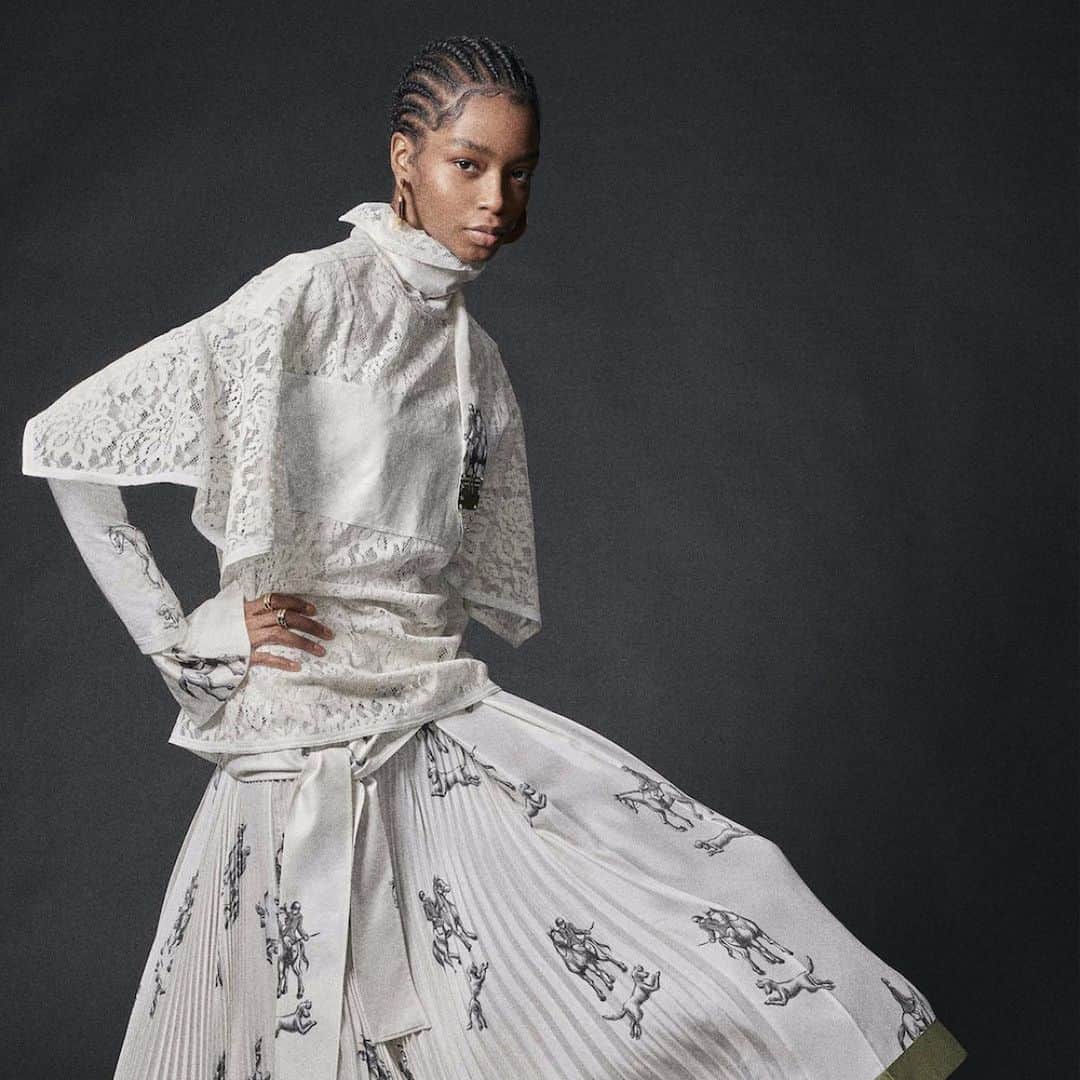 Fashion Headlineのインスタグラム：「3.1 フィリップ リム( @31philliplim )2021年のフォールコレクションにあたる「0.4 Collection」が公開されました。  モダンさにツイストを加え、70年代のロックンロールから着想を得た素材や、ディテールから伝わる時代の活気。コーデュロイのスウェードやフローラルレース、スパンコールを加えたエンブロイダリーシフォンといったマテリアルのディテールからもノスタルジックなムードを感じることができます。  それらの今季ならではのテイスト要素を、遊び心と共に、フェミニンかつ多様性のきくシルエットに組み込んだアイテムを様々にラインアップ。  素敵なルックの中で特に編集部の目を惹きつけたのがこちらの3ルック。  今シーズンのプリント柄は、ヴィンテージのテキスタイルから発見したハンティングプリントをリメイクしたものだそうで、 馬と猟犬による遊び心あるプリントがシックなワードローブに落とし込まれています。  レースのアイテムもとってもエレガントですよね。繊細なレースのシャツとパンツのスタイリングは、ウェディングの装いかのような、神聖さとロマンティシズムが漂います。思わずうっとり。 リアルで着こなすなら、カジュアルなフーディーやセーターと合わせても良いと思いました。 足元は、ルックのようにハンサムなレザーシューズを選んで、メンズライクな着こなしを楽しみたい…なんて考えたり。  これから春夏シーズンの服を楽しむところだというのに、コレクションを見ていると、もう早速秋の装いまでも気になっていますね…服を着ることってなんでこんなに楽しいのでしょう？  ルックの詳細は、下記の記事よりチェックしてみてくださいね。  check☞  3.1 フィリップ リム（3.1 PHILLIP LIM）が2021年フォールコレクションを発表。 https://www.fashion-headline.com/article/72715」