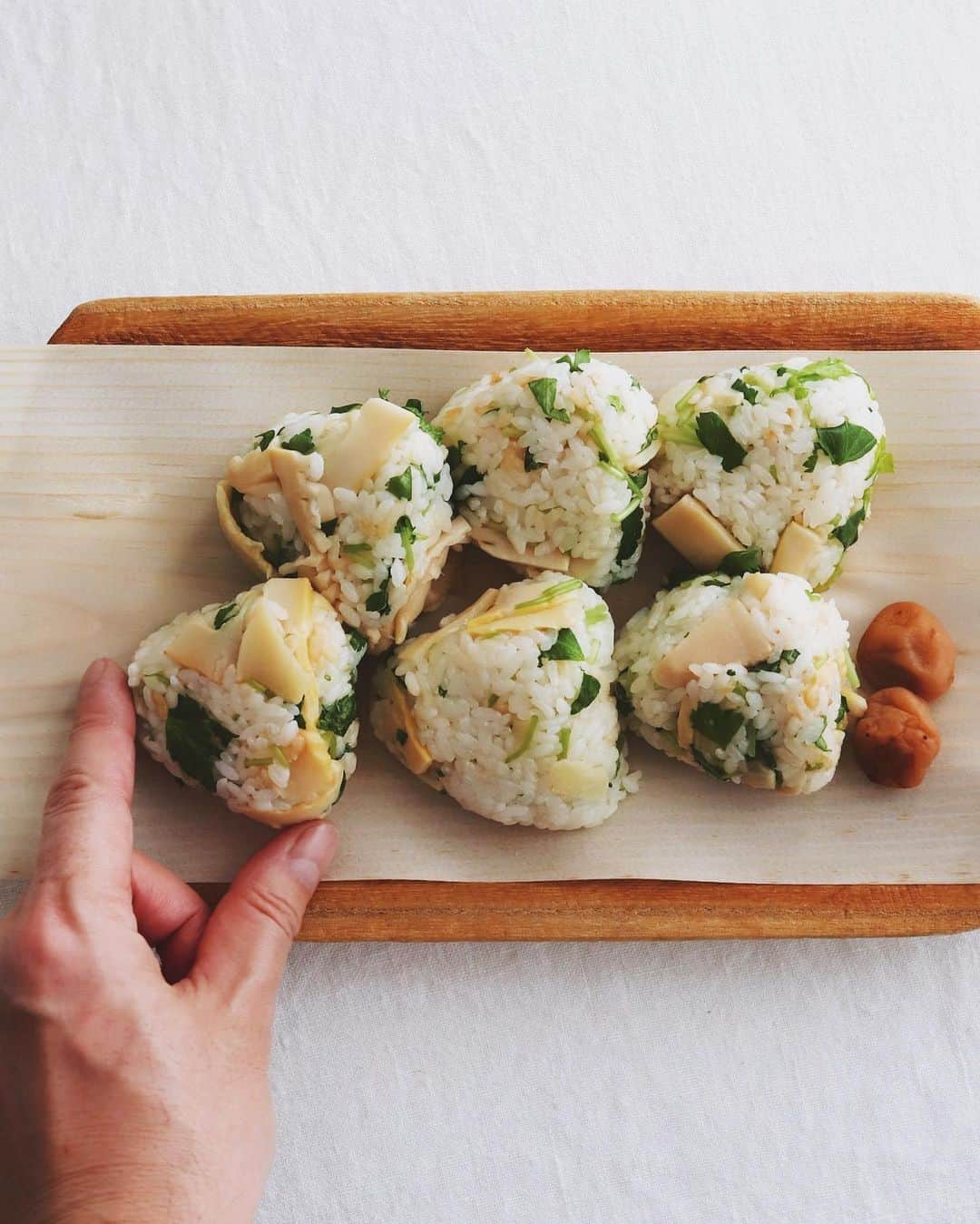 樋口正樹さんのインスタグラム写真 - (樋口正樹Instagram)「takenoko gohan 🍙 . 今夜は筍ご飯のおにぎり。 簡単でおいしい素を使い、 仕上げに刻んだ三つ葉を 加えて混ぜて握りました。 お米は冷めてもおいしい 山形のミルキークイーン。 . . . #おにぎり #たけのこごはん #筍ごはん #筍ご飯 #たけのこごはん #国産たけのこごはん #炊き込みご飯 #冷めても美味しい #春ごはん #kitanoace #北野エース #北野エースで購入﻿ #北野エースで買ったよ #ミルキークイーン #冷めても美味しい #takenokogohan #onigiri #kitanoace #🍙」3月1日 19時33分 - higuccini