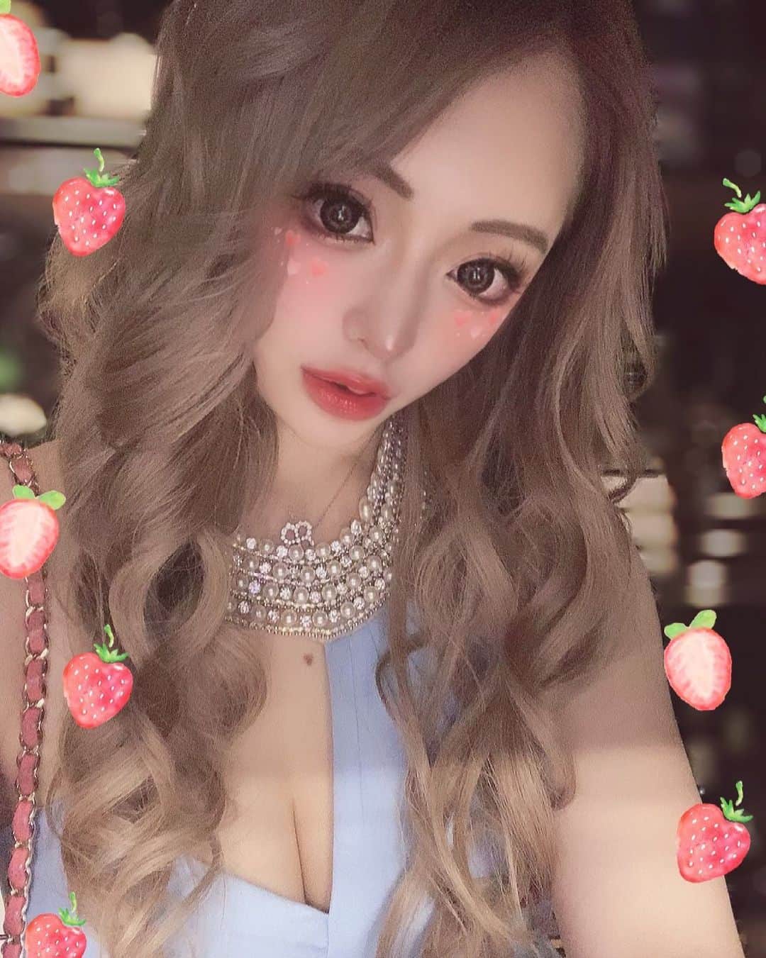 りなのインスタグラム：「２月は長期休暇もあってマイペースに仕事してましたが、たくさんありがとうございました😌🙏💓 3月もよろしくおねがいします🍓🍀 . . . #いちご　#美人茶屋新宿　#美人茶屋りな #キャバクラ　#歌舞伎町　#キャバクラドレス #カラコン　#キャバ嬢ヘアメイク　#ドレス　#まきおろしアレンジ」