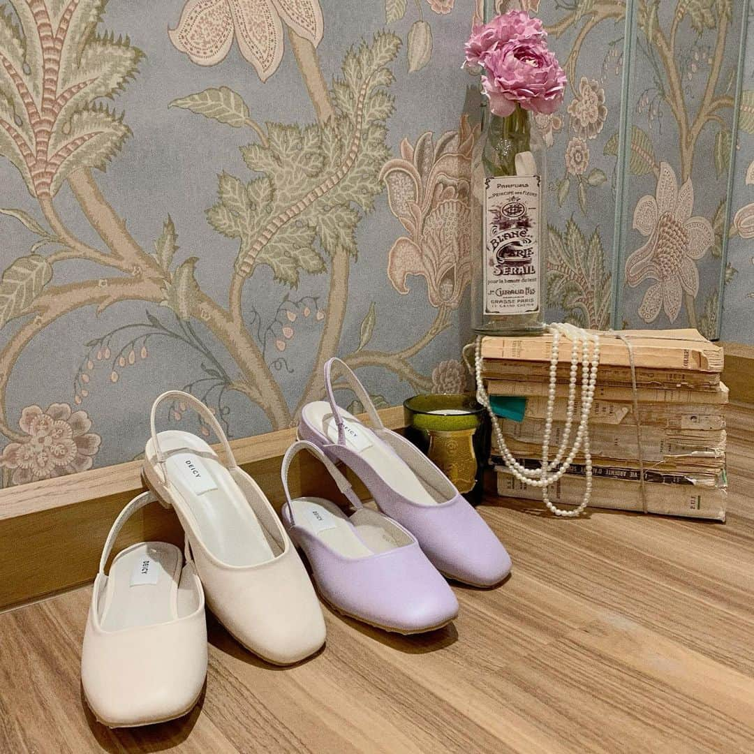 デイシーさんのインスタグラム写真 - (デイシーInstagram)「Recommend item👡.❤︎・°  ☑︎スクエアローヒールサンダル 　アイボリー/ラベンダー 　¥16,500(taxin)  スクエアトゥと少し深めに入った履き口がポイント。 DEICYオリジナルのスプリングサンダル♡  ペールトーンのカラーリングで 足元を華やかに演出してくれますよ💐  低めのヒールで、負担なく履いていただけます。  ┈┈┈┈┈┈┈┈┈┈┈┈┈┈┈  ✔︎information  DEICY大阪店では、館の営業時間変更に伴い 2021年3月1日(月)より 営業時間を下記の通りとさせていただきます。  ▶︎DEICY大阪EST店 営業時間：11:00-21:00 ※3/7(日)、3/21(日)は20時閉店となります。  ■ なお、お客様に安心して﻿ お買物をしていただけるよう、﻿ 新型コロナウィルス感染拡大防止策を﻿ 講じた上で営業いたします。﻿ ﻿ ご来店いただくお客様には﻿ ご不便をおかけすることもございますが、﻿ 何卒ご理解・ご協力を賜りますよう﻿ 心よりお願いた申し上げます。﻿  DEICY 大阪店﻿ ☎︎06-6372-1325﻿ ﻿ ﻿ ┈┈┈┈┈┈┈┈┈┈┈┈┈┈┈ #deicy #mecouture #deicyosaka #fashion #coordinate #ootd #shoes #sandals #spring #デイシー #ミークチュール #梅田エスト #梅田est #ファッション #コーデ #コーディネート #サンダル #春服2021ss #ペールトーン」3月1日 19時35分 - deicy_official