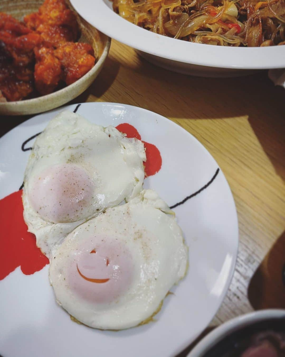 石川亜沙美のインスタグラム：「happysmile🙂 ・ 3月スタートですね。 今日も晴天、撮影日和🤗 ステキな方々とハッピータイム🌸 気持ちよかったです☀️ ・ 夕飯🥢 チャプチェなどを作り、 ご飯をよそって 戻ったら 目玉焼きにハッピースマイル🤣👍✨✨ さすが我が息子よ🍚 ・ ・ #2021.03.01 #3月スタート #目玉焼き #ハッピースマイル #今日も美味しくいただきます🙏」