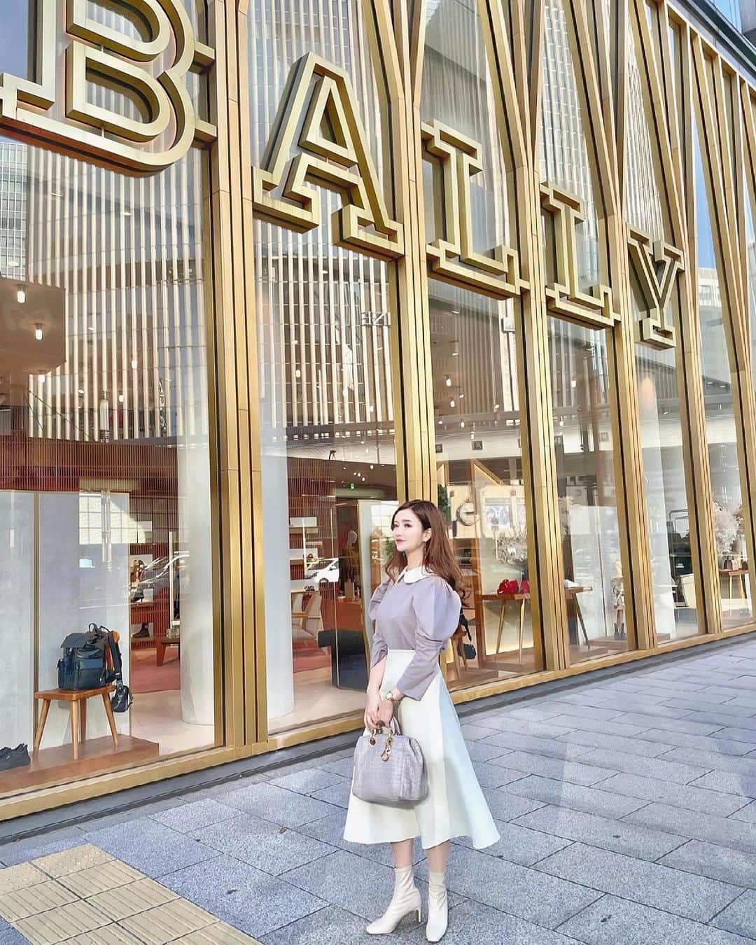 のインスタグラム：「✔︎ 𝐐&𝐀🇫🇷 ・ 先日の打ち合わせの日のコーデについて ご質問いただいていたので残して置きますね🧸♫ ・ tops&boots： @grl_official  skirt：　@birthdaybashshop  bag：　@dior  pierces： @saki_felice  ・ ・ #fashion #bally #今日のコーデ #dior #159cm」
